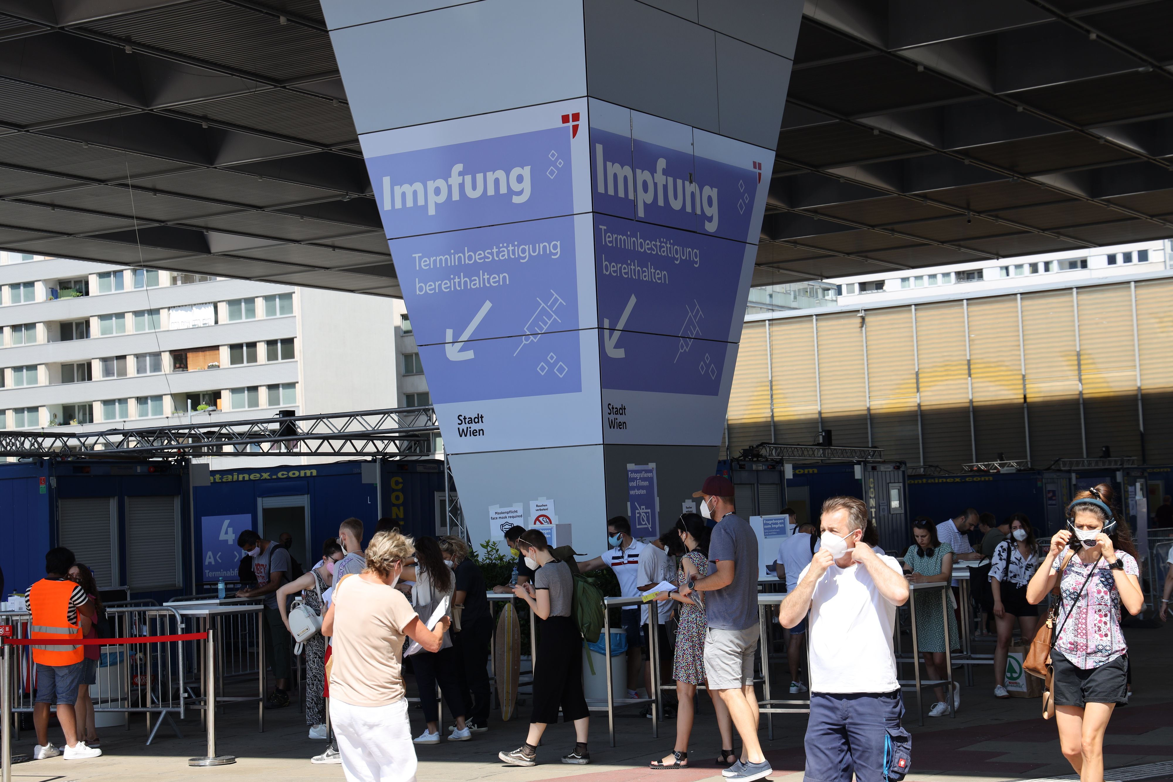 Großer Andrang beim Austria Center. Doch dank guter Organisation halten sich die Wartezeiten in Grenzen.