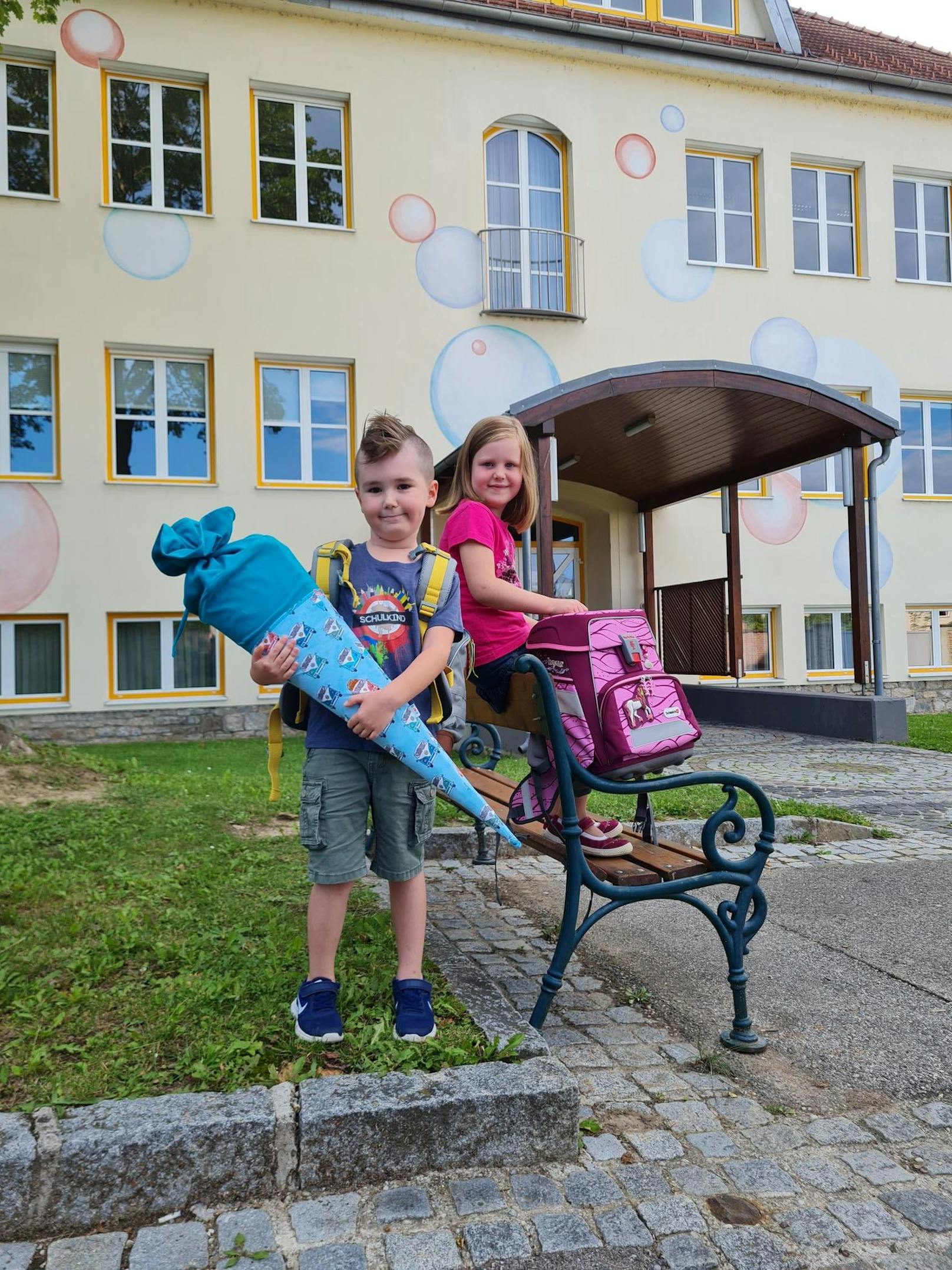 Luca und Sophie freuen sich auf ihren Schulstart an der Volksschule Loosdorf.