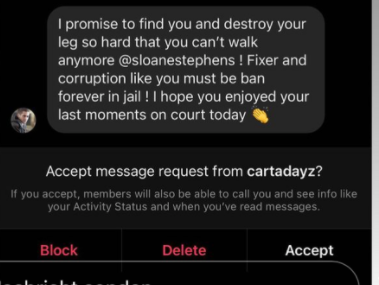 Dieser User verspricht Stephens, ihr die Beine zu brechen. Er bezeichnet sie als "Fixer", bezichtigt sie also der Wettmanipulation. Viele der Hassposter sind Spielsüchtige, die durch Wetten auf Stars Geld verloren haben. 