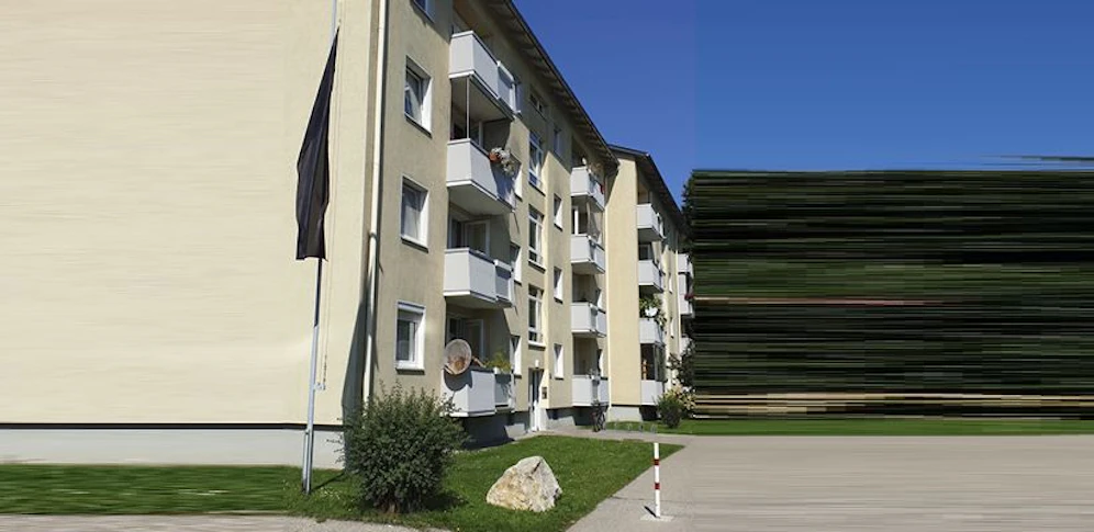 Eine schwarze Flagge vor dem Haus erinnert an den Verstorbenen.