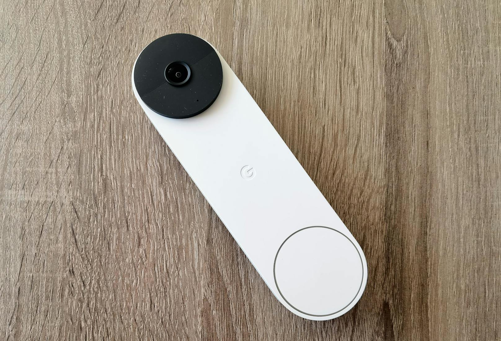 Neu ist bei der Google Nest Doorbell, dass sie nicht nur mit einer Kabelverbindung, sondern auch kabellos mit einem integrierten Akku genutzt werden kann.