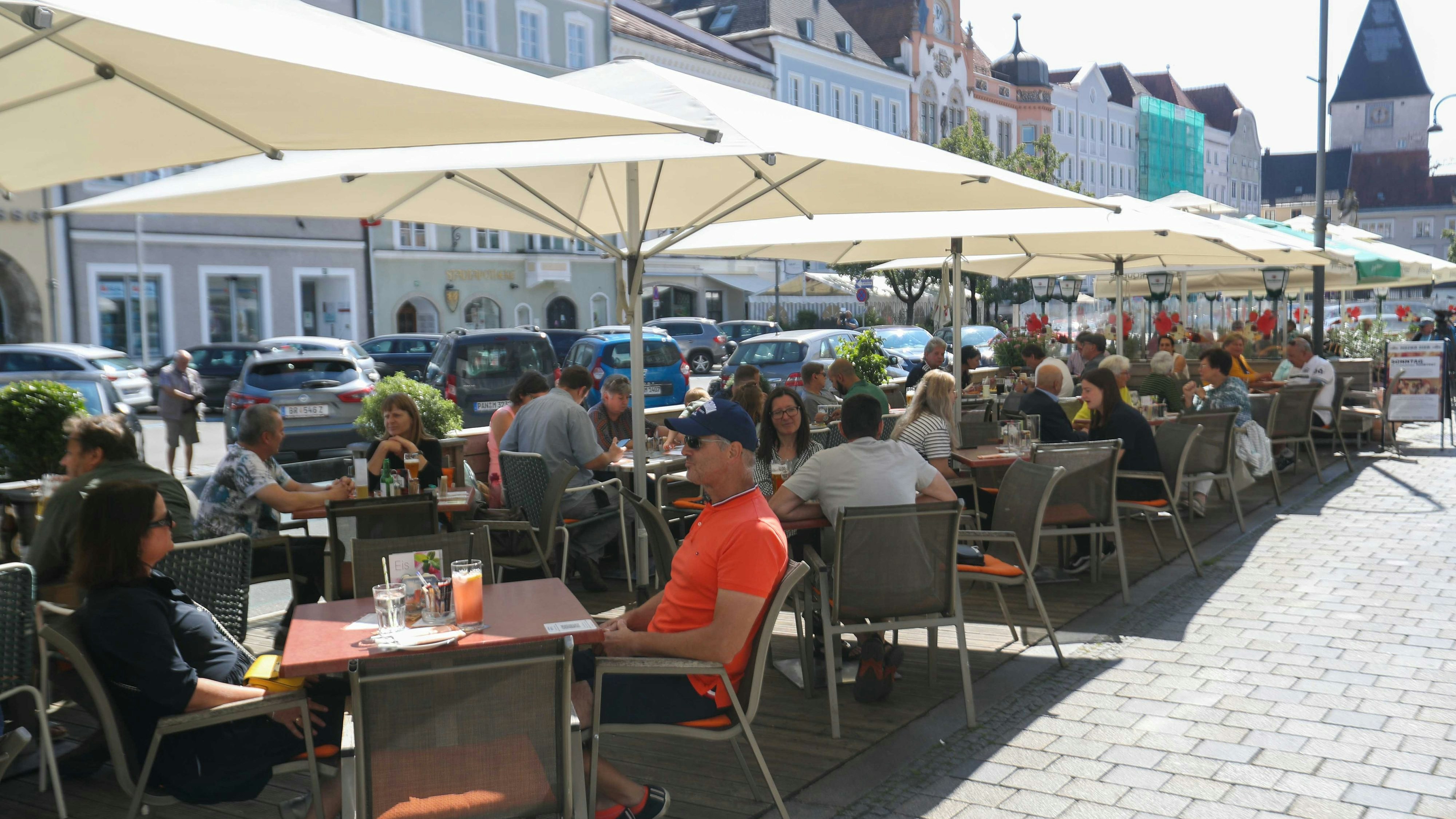Der Braunauer Gastgarten war Sonntagmittag gut voll.