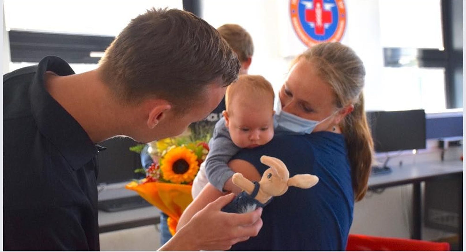 Baby Lina besuchte mit ihrer Familie die Helfer von Notruf 144.