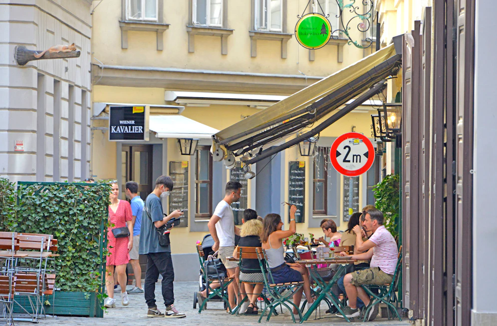 Ein Schanigarten in der Wiener Innenstadt. Die kommenden Tage bleibt es spätsommerlich warm.