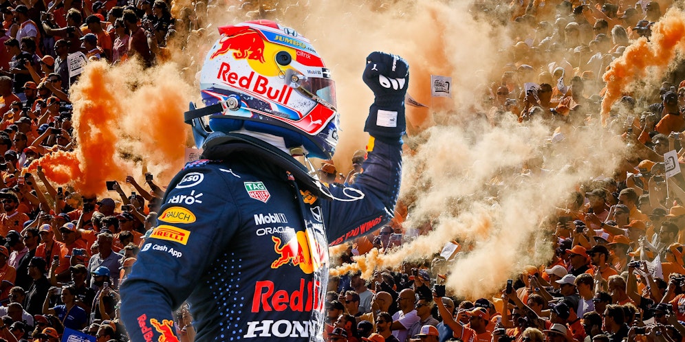 Max Verstappen siegt vor den orangen Fanmassen.