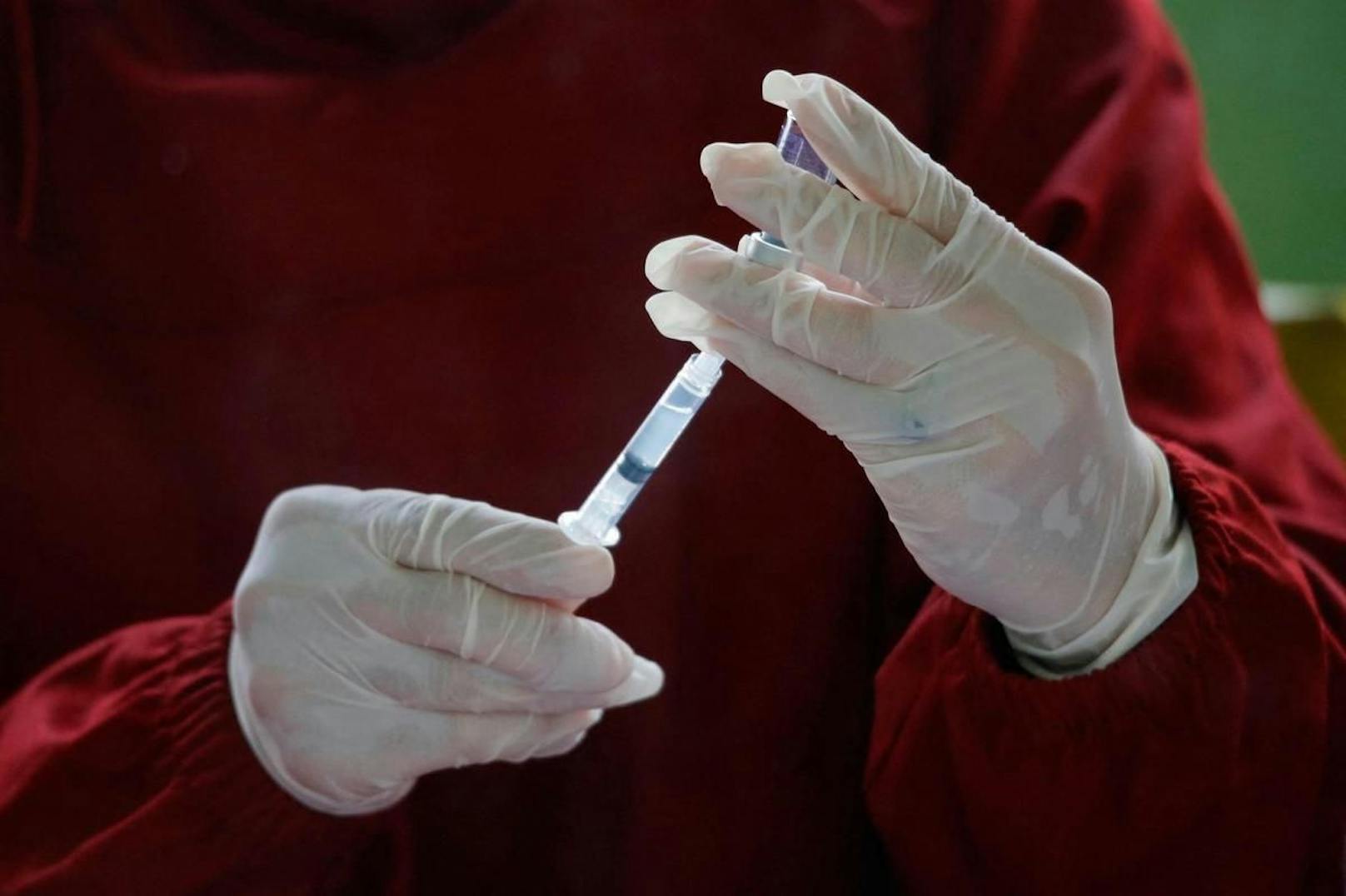Die Frau hatte vor der Erkrankung eine Dosis des chinesischen Impfstoffs Sinovac bekommen.