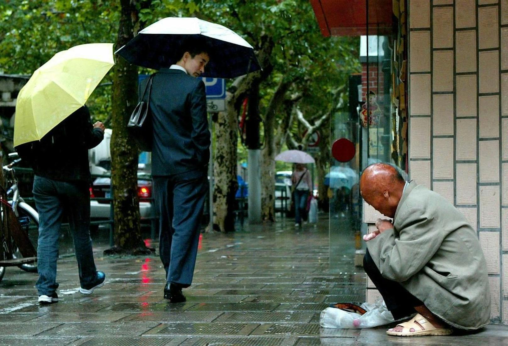Ein Bettler in den Strassen von Shanghai: Laut Statistik besitzen die ärmsten zehn Prozent der Chinesinnen und Chinesen gerade mal 1,4 Prozent des Besitzes im Land.