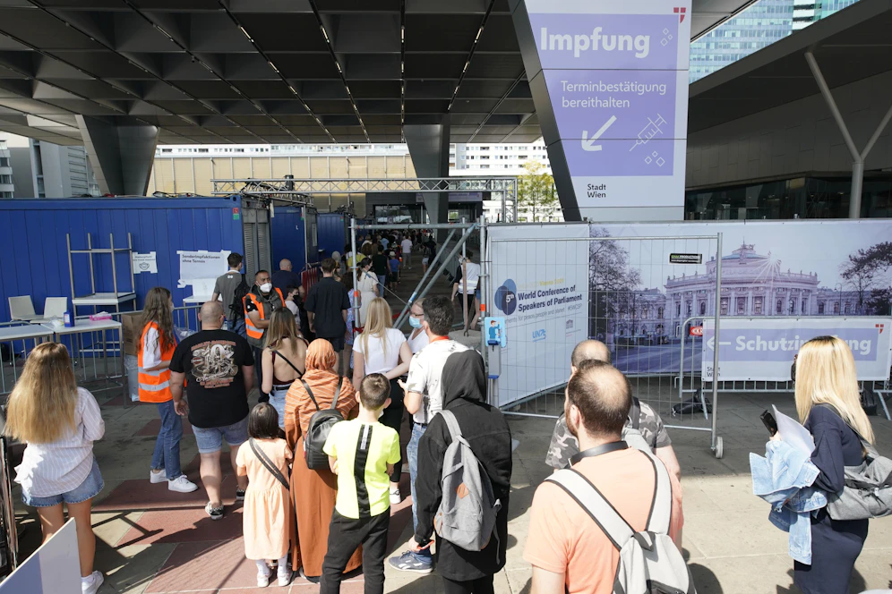 Für einen 3G-Nachweis für den ersten Schultag machten in Wien viele Eltern mit ihren Kindern einen Abstecher zur Teststraße beim Austria Center.