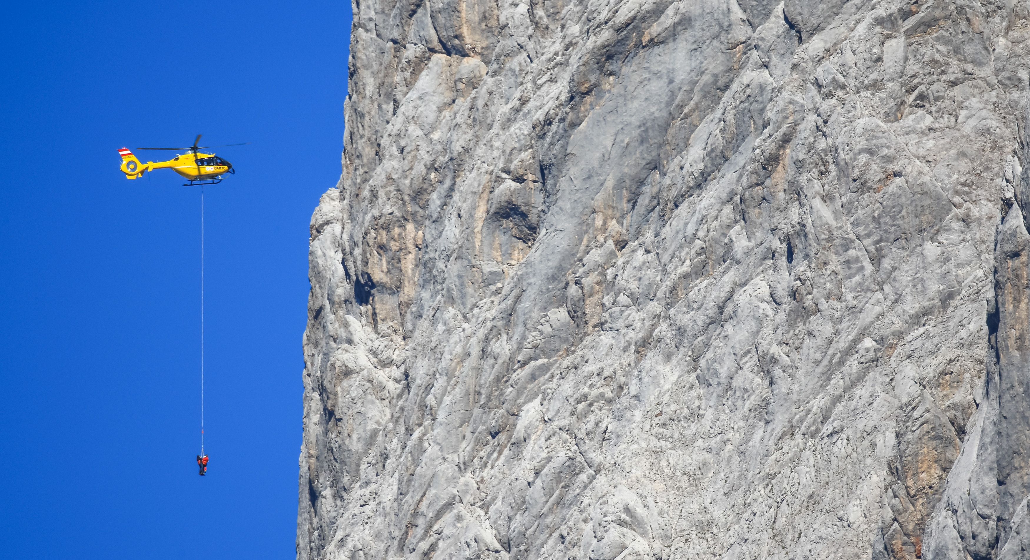 Download von www.picturedesk.com am 05.09.2021 (16:03).  THEMENBILD, Flugrettung mit Notarzt-Hubschrauber. Ein Notarzt-Hubschrauber vom Stützpunkt Christophorus 14 in Niederöblarn vor der Kulisse des Dachstein-Gebirges. Aufgenommen am 09.09.2018 bei Tauflügen und Rundflügen im Rahmen der 7. Bergretter-Fanwanderung in Ramsau am Dachstein, Steiermark, Österreich (Austria) Fotocredit: Martin Huber - 20180909_PD18201 - Rechteinfo: Rights Managed (RM)