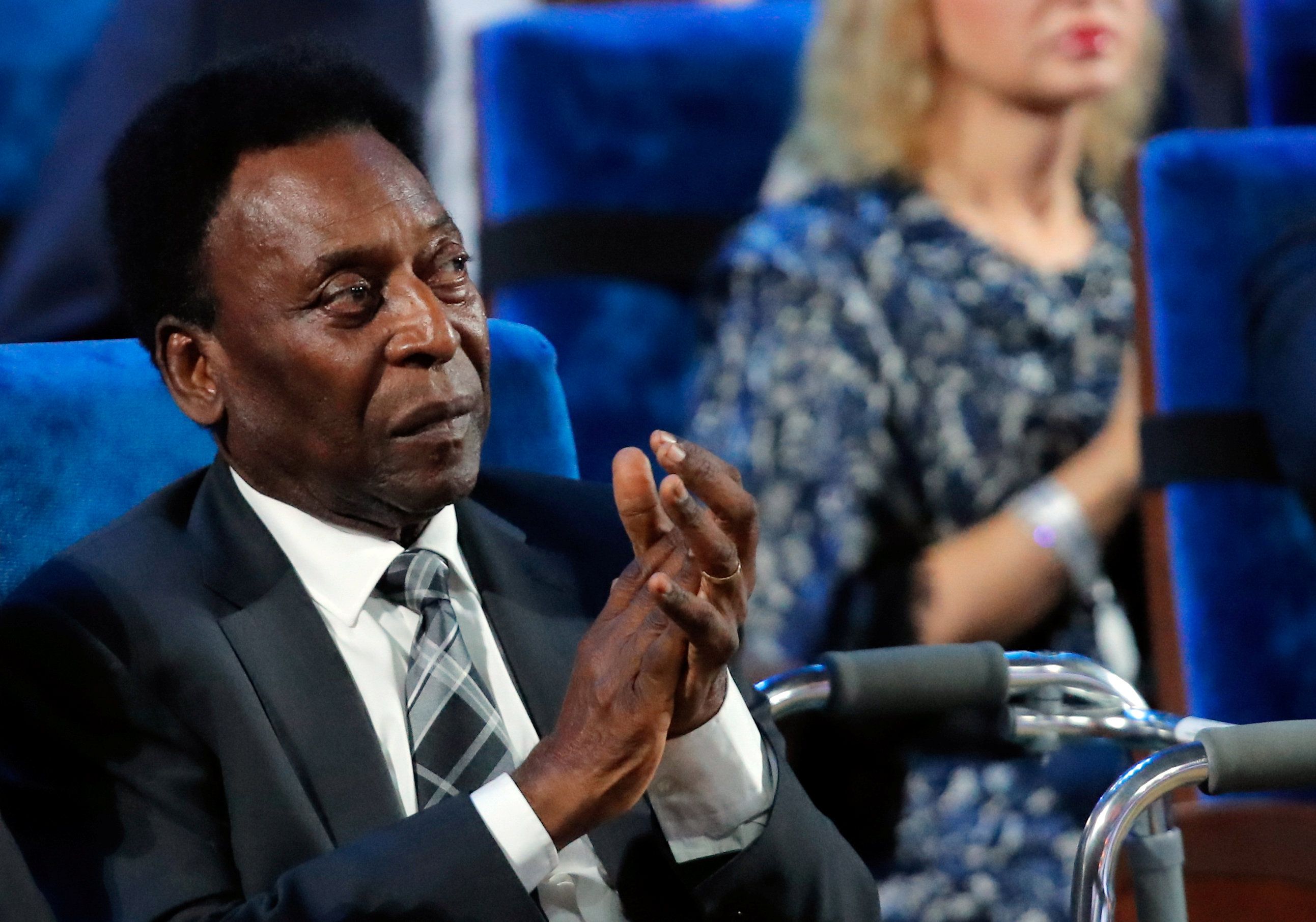 Ikone Pele liegt im Krankenhaus.