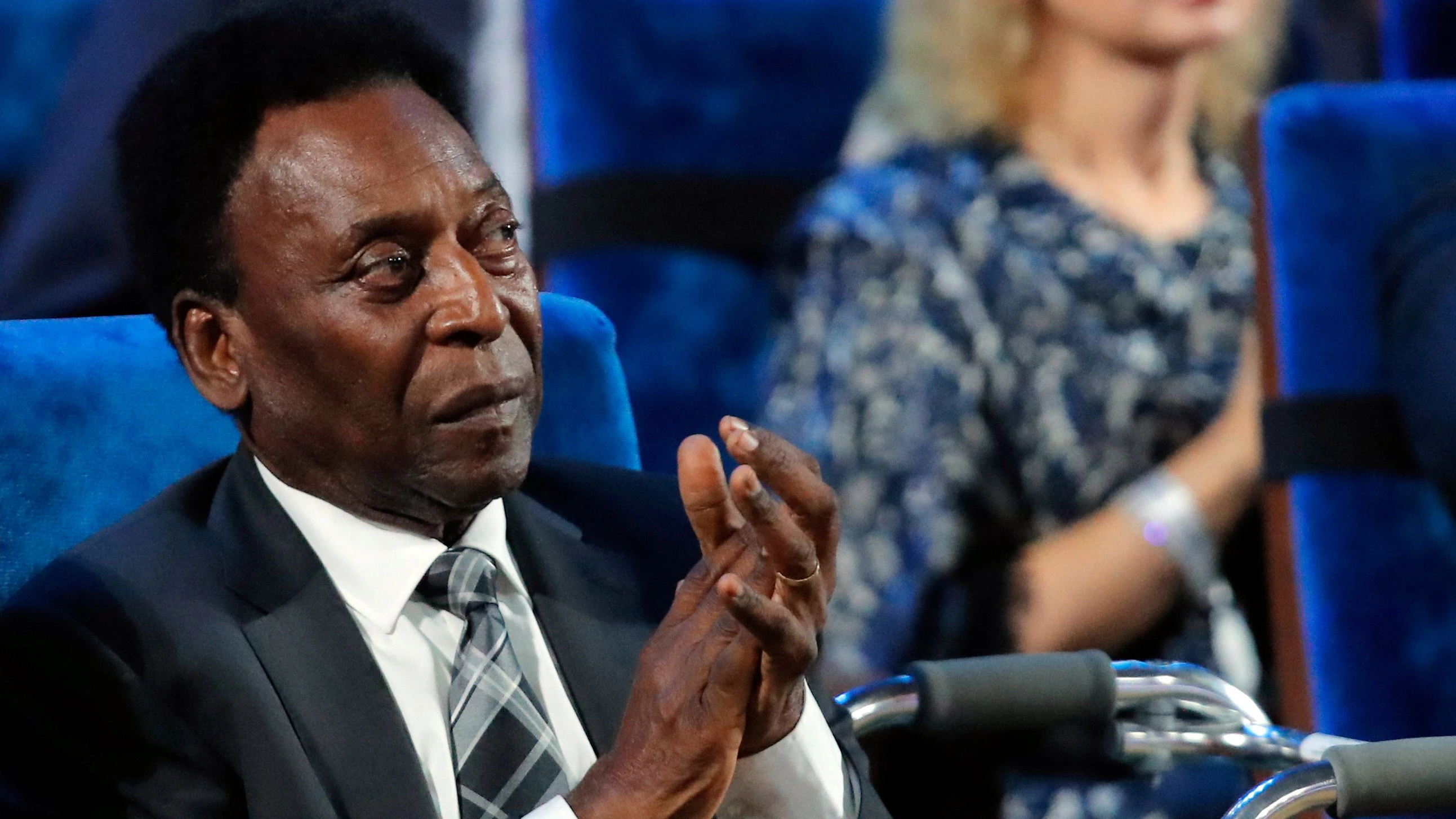 Ikone Pele liegt im Krankenhaus.