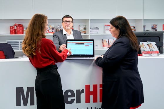 Der Leiter der MieterHilfe Christina Bartok (Mitte) und Vizebürgermeisterin und Wohnbaustadträtin Kathrin Gaal (SPÖ, r.) schicken ihre Wohnexperten auf Wientour.