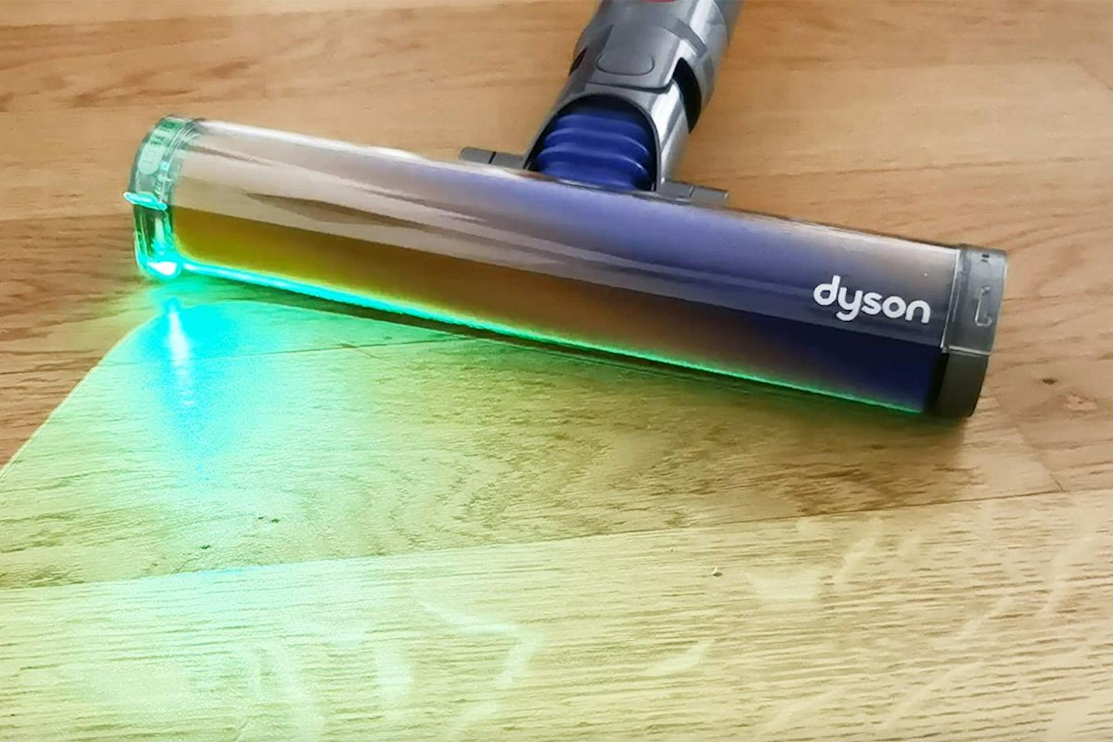 Die neue Bodendüse des Dyson V15 Detect strahlt einen Laser ab, der Staub und Schmutz sichtbar macht.