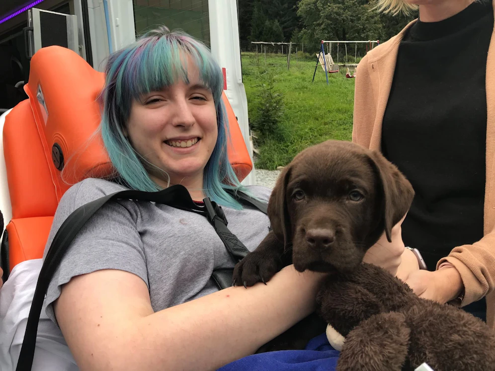 Schon jetzt ein unschlagbares Team: Leni (26) und der neun Wochen alte Labradorrüde 