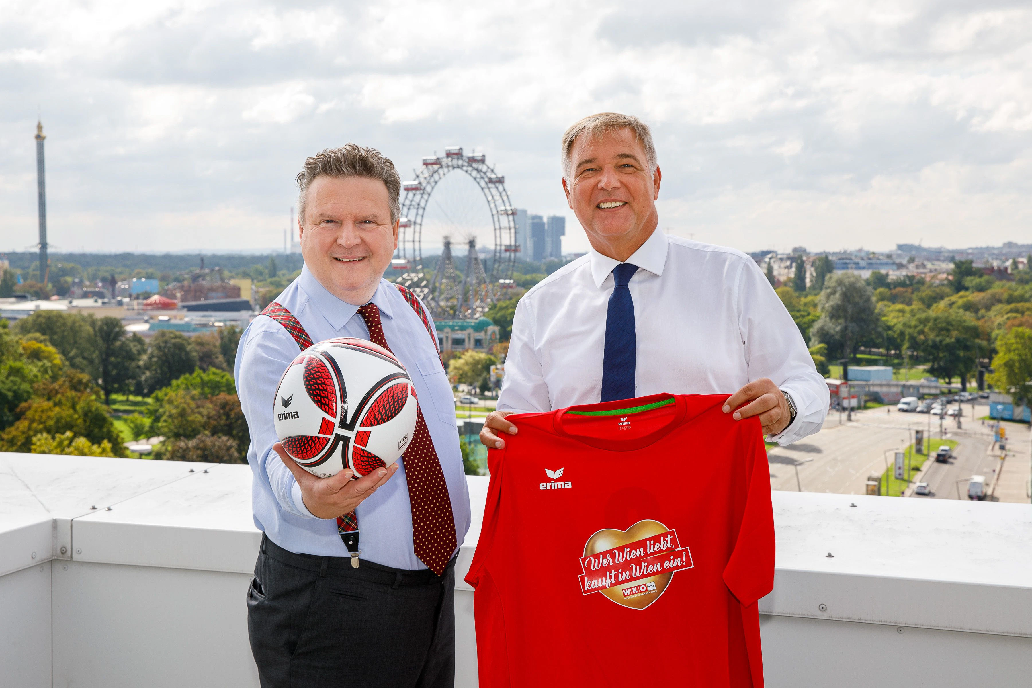 Nach einem Jahr Pause wird nun wieder für den guten Zweck gekickt. Stadtchef Michael Ludwig (SPÖ, l.) und Wirtschaftskammer Wien-Präsident Walter Ruck laden Prominente zum Benefiz-Fußballturnier zugunsten der Stiftung Kindertraum ins Stadion Hohe Warte (Döbling).