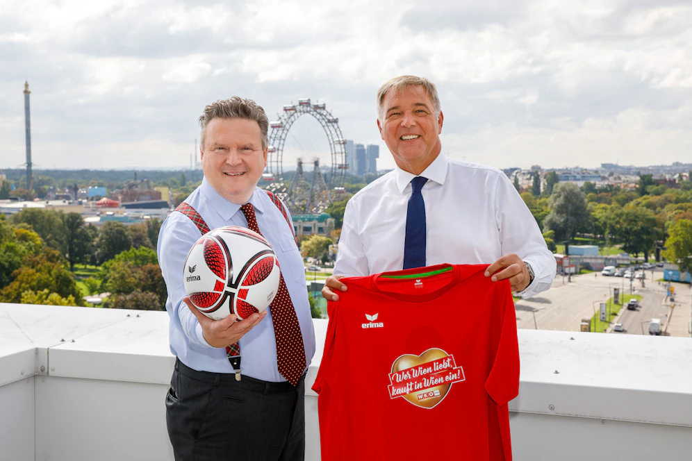 Nach einem Jahr Pause wird nun wieder für den guten Zweck gekickt. Stadtchef Michael Ludwig (SPÖ, l.) und Wirtschaftskammer Wien-Präsident Walter Ruck laden Prominente zum Benefiz-Fußballturnier zugunsten der Stiftung Kindertraum ins Stadion Hohe Warte (Döbling).