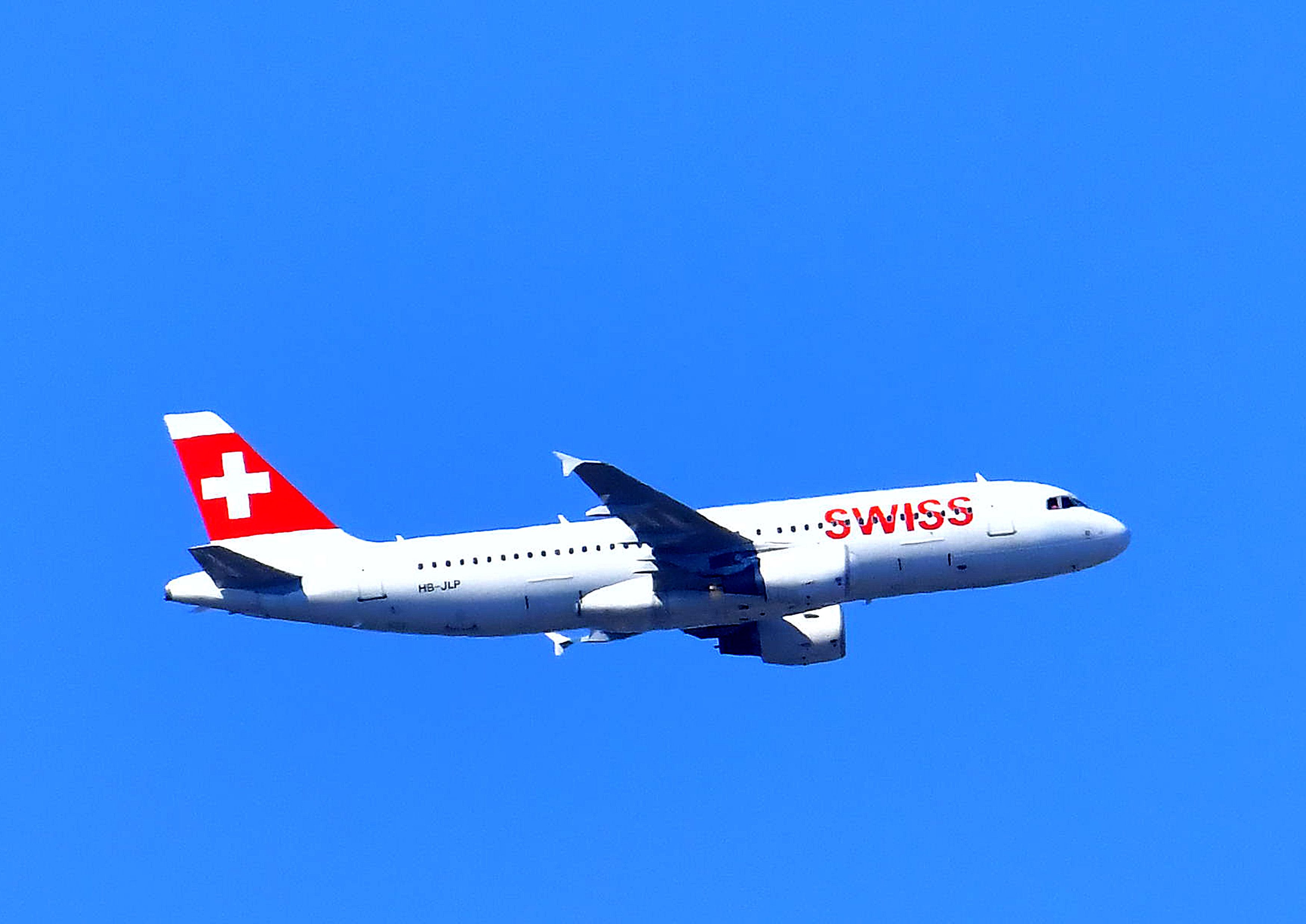 Download von www.picturedesk.com am 06.09.2021 (10:24).  SYMBOLBILD - SWISS International Air Lines in der Luft, Flugzeug, Passagierflugzeug, Reisebranche // SWISS International Air Lines airplane in the air, passenger plane, Airline. EXPA Pictures © 2020, PhotoCredit: EXPA/ Eibner-Pressefoto/ Lakomski *****ATTENTION - OUT of GER***** - 20200820_PD1183 - Rechteinfo: Rights Managed (RM)