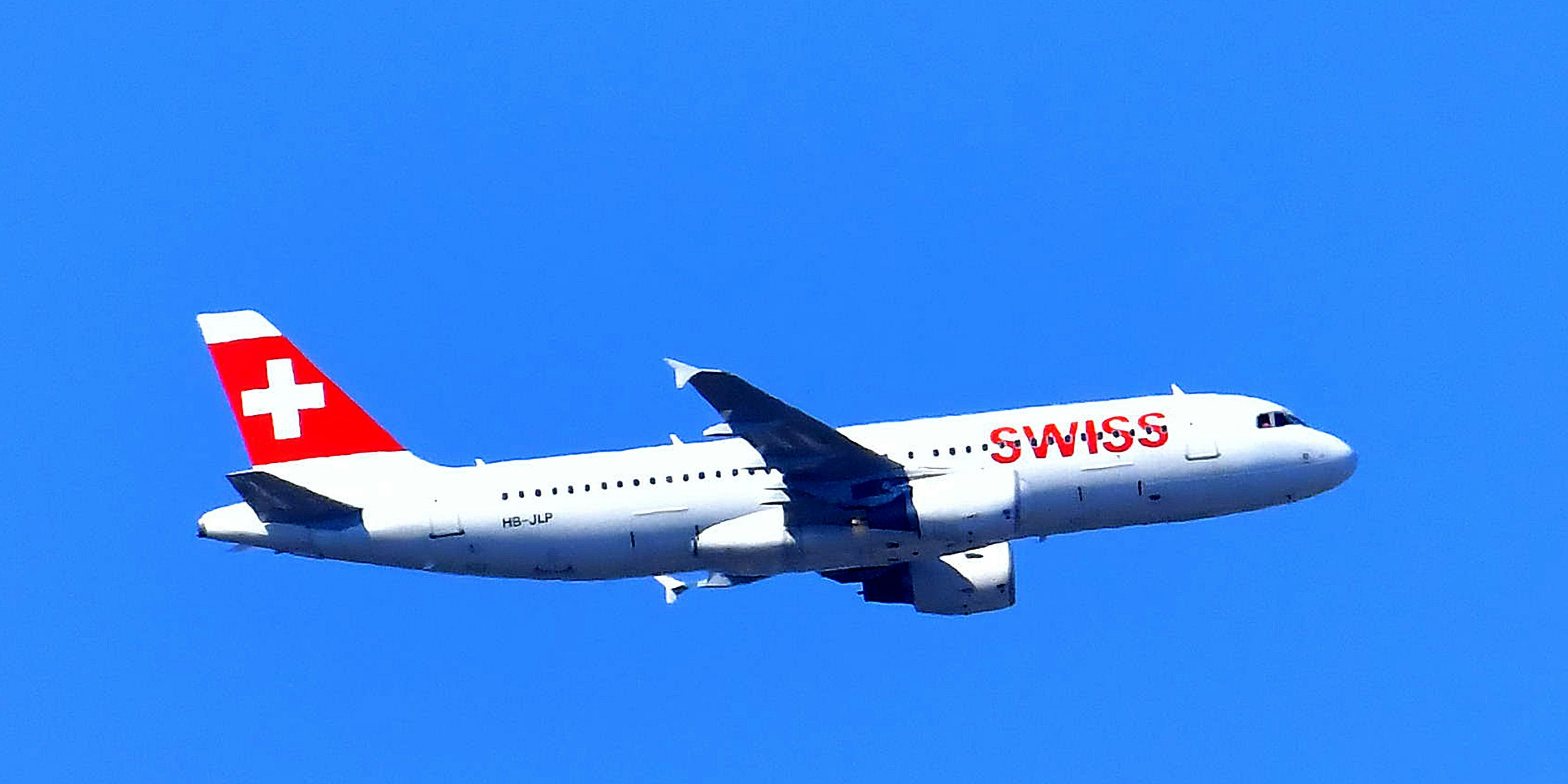 Download von www.picturedesk.com am 06.09.2021 (10:24).  SYMBOLBILD - SWISS International Air Lines in der Luft, Flugzeug, Passagierflugzeug, Reisebranche // SWISS International Air Lines airplane in the air, passenger plane, Airline. EXPA Pictures © 2020, PhotoCredit: EXPA/ Eibner-Pressefoto/ Lakomski *****ATTENTION - OUT of GER***** - 20200820_PD1183 - Rechteinfo: Rights Managed (RM)