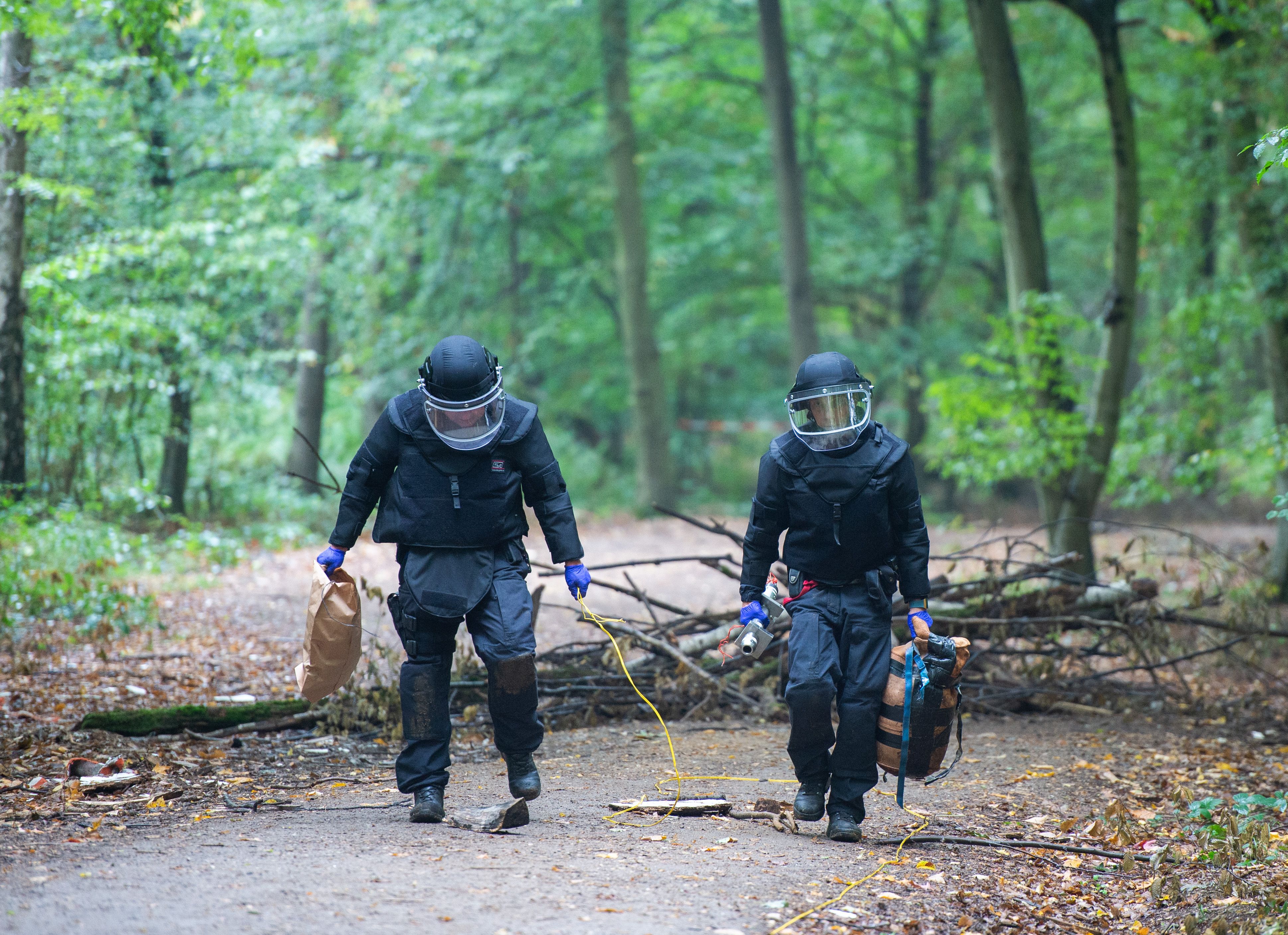 Am Sonntag fand ein Mann Kriegsmaterial im Wald in der Nähe der Höhenstraße in Wien-Döbling. Es handelte sich um eine Stabbrandbombe. (Symbolbild)