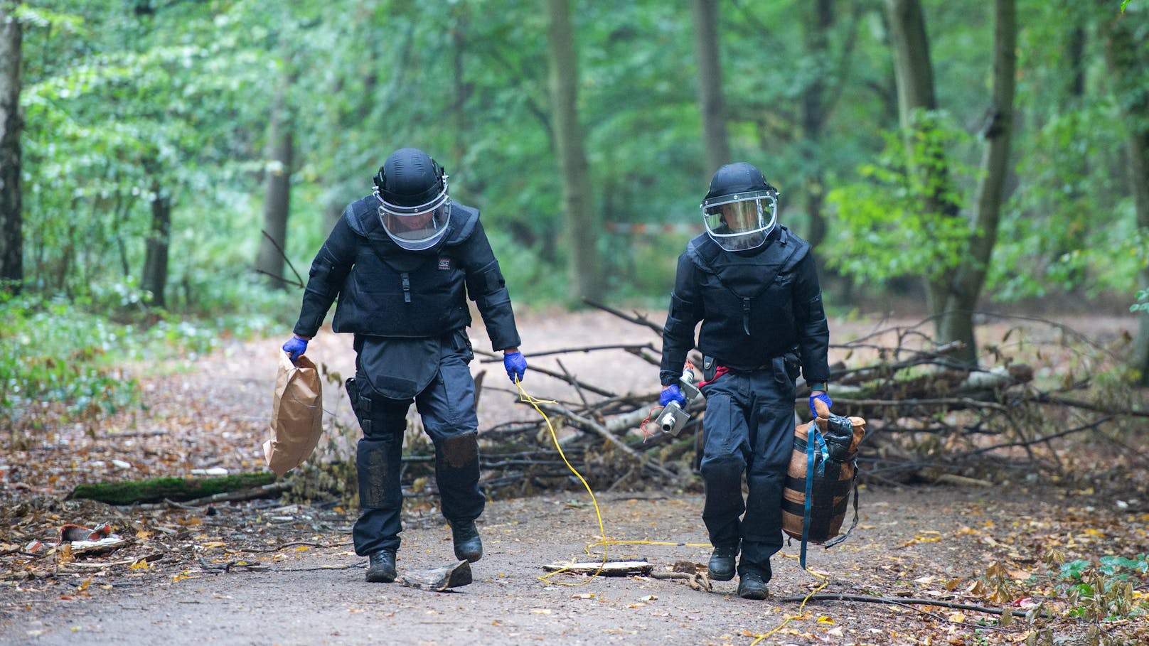 Am Sonntag fand ein Mann Kriegsmaterial im Wald in der Nähe der Höhenstraße in Wien-Döbling. Es handelte sich um eine Stabbrandbombe. (Symbolbild)