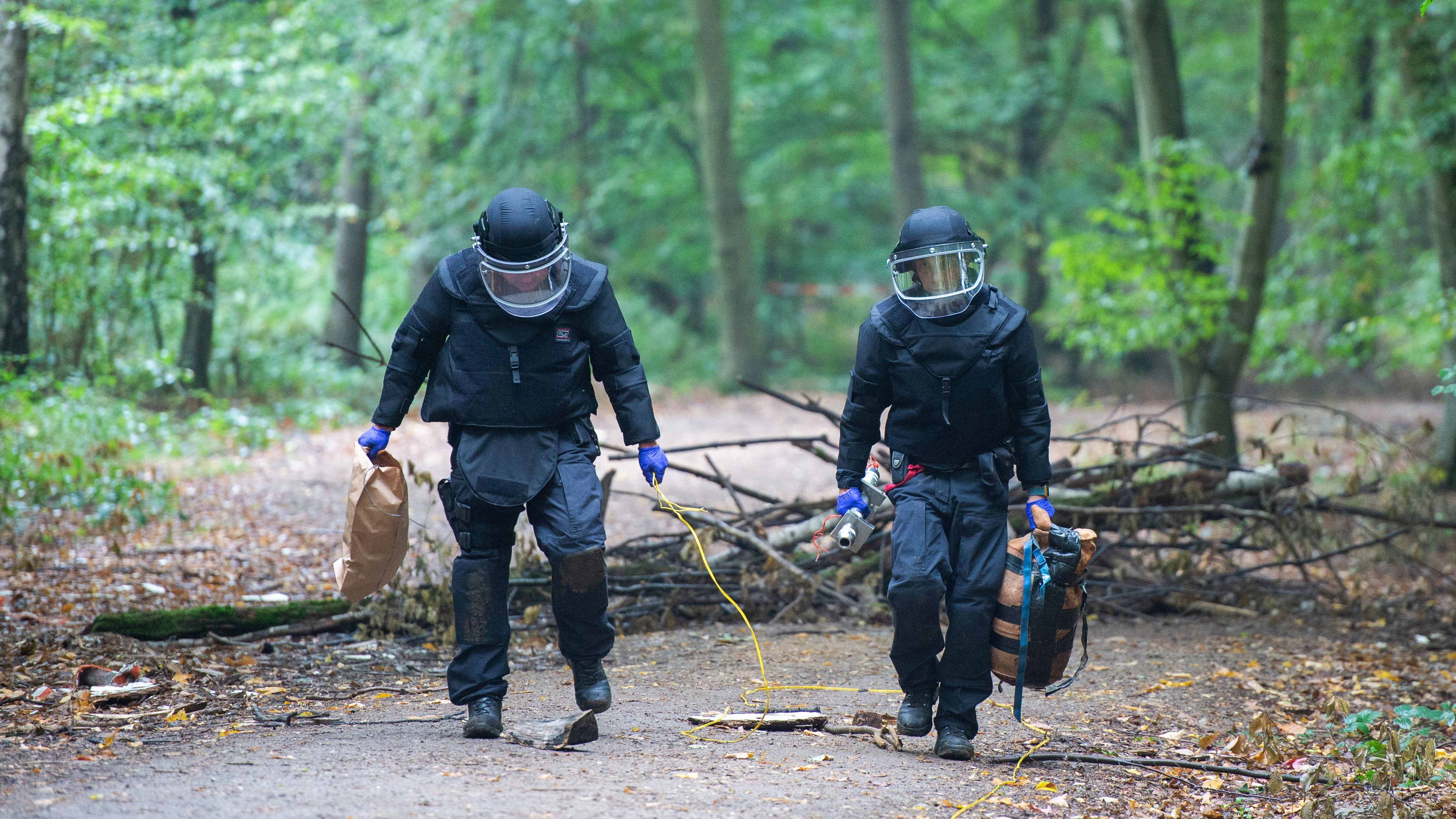 Download von www.picturedesk.com am 06.09.2021 (11:01).  13 September 2018, North Rhine-Westphalia, Kerpen: Federal police defenders have blown up a dummy bomb in a barricade in the Hambach Forest. With a massive police presence, the authorities in the lignite mining area Hambacher Forst have begun to clear the tree houses of the environmental activists. Photo: Christophe Gateau/dpa - 20180913_PD2946 - Rechteinfo: Rights Managed (RM)