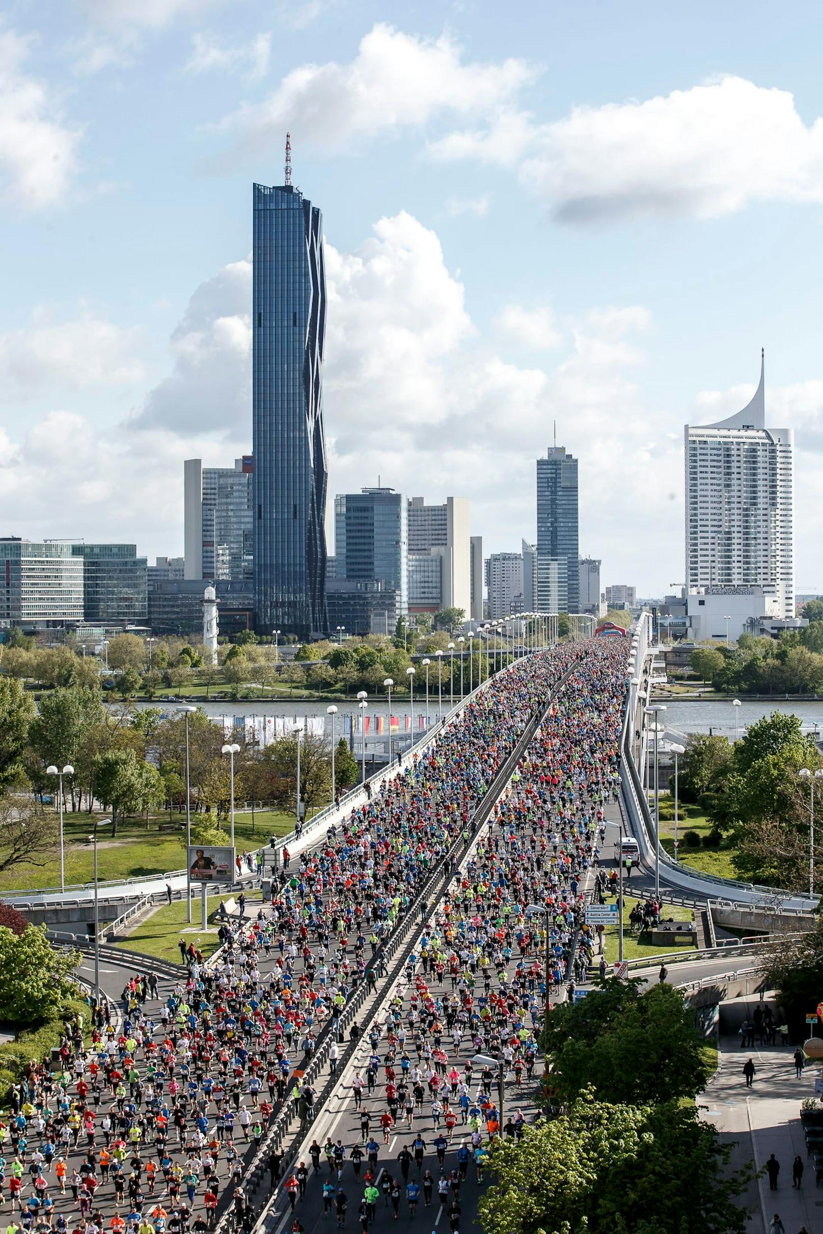 Die Pause ist vorbei, in Wien wird wieder gelaufen: Am Wochenende geht der Vienna City Marathon über die Bühne. Das Bild zeigt den Start eines vergangenen VCM.