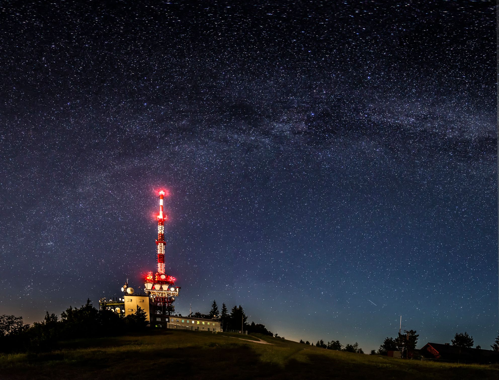 Der Sendemast am Salzburger Gaisberg bei Nacht