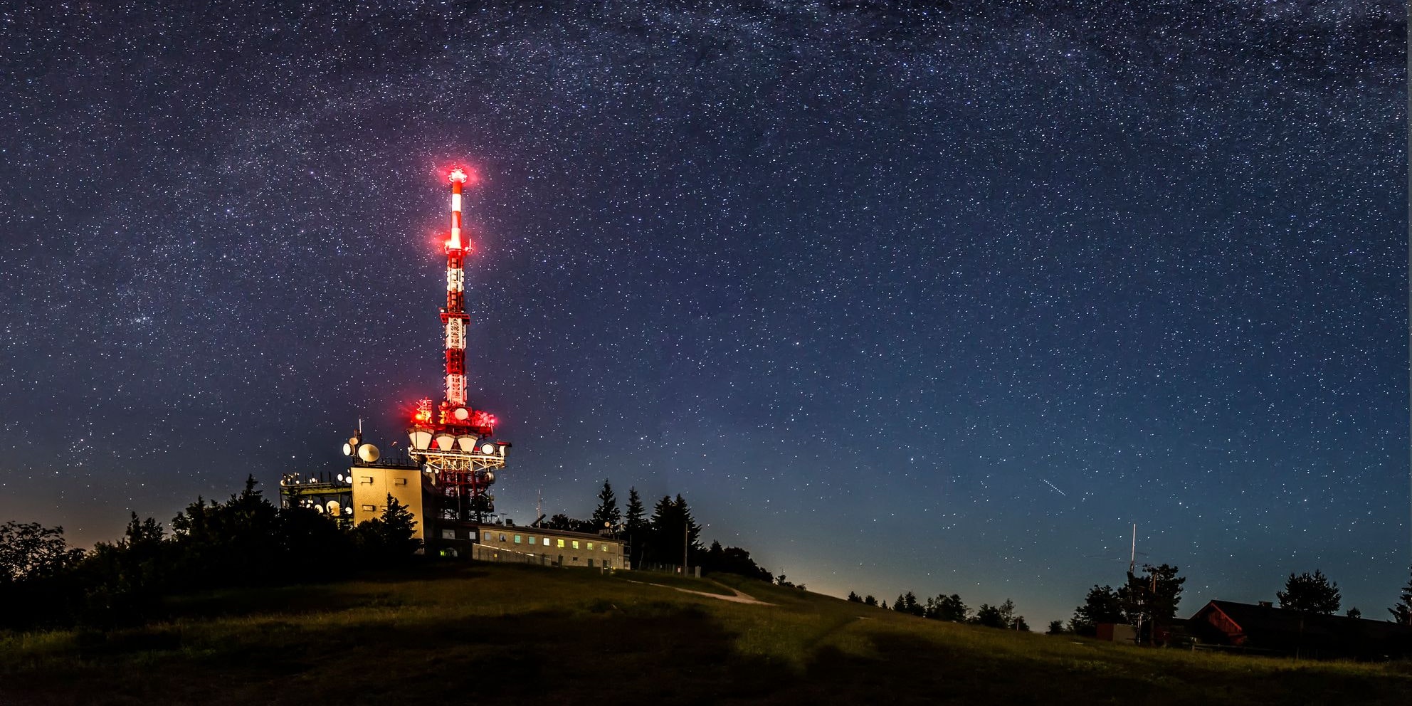 Der Sendemast am Salzburger Gaisberg bei Nacht