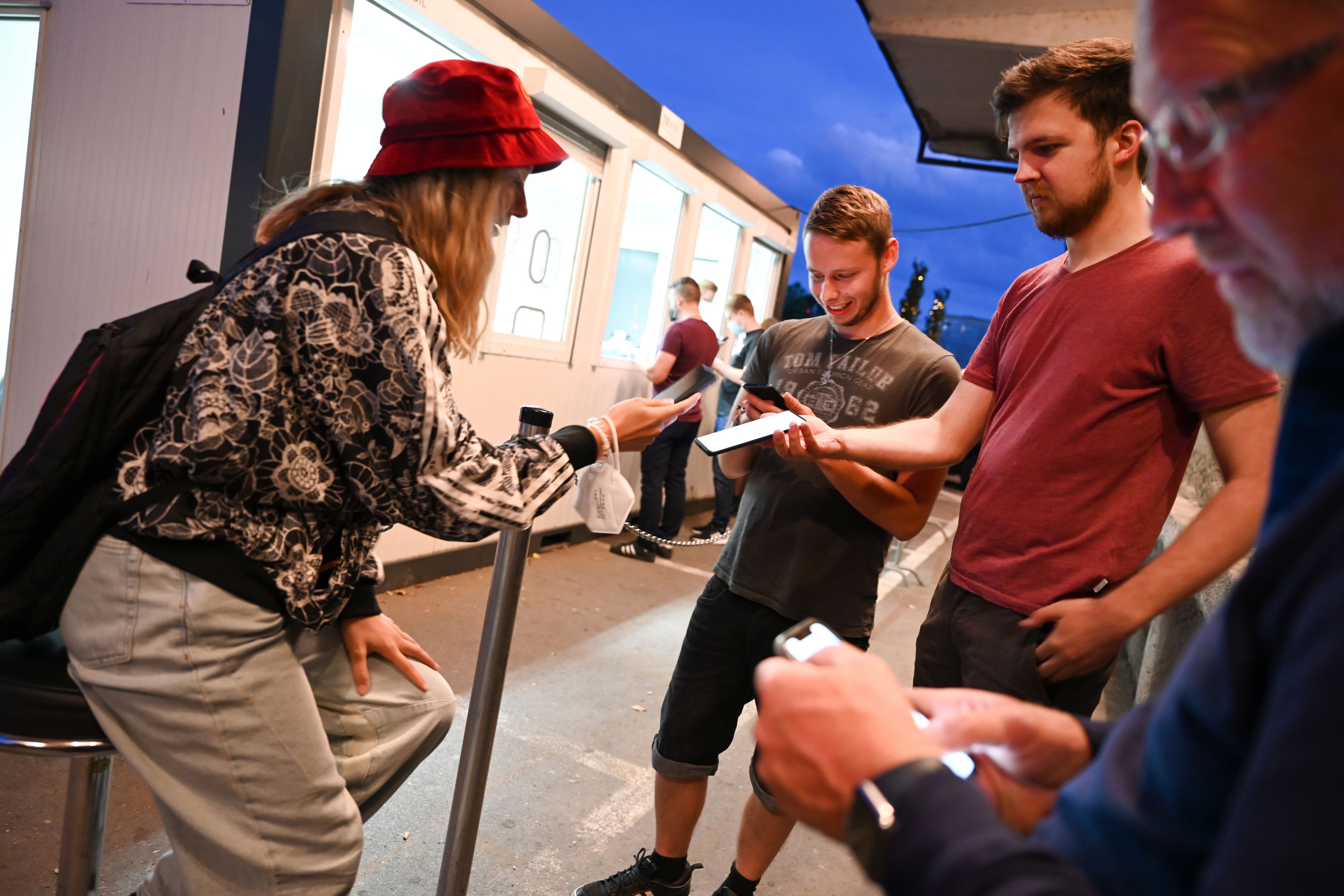 Download von www.picturedesk.com am 06.09.2021 (12:13).  02 July 2021, Baden-Wuerttemberg, Ravensburg: Visitors who show a digital coronatest with a negative result are allowed to pass the control at the entrance to Club Kantine. Thanks to a model project, the club is allowed to open. Photo: Felix Kästle/dpa - 20210702_PD14918 - Rechteinfo: Rights Managed (RM)