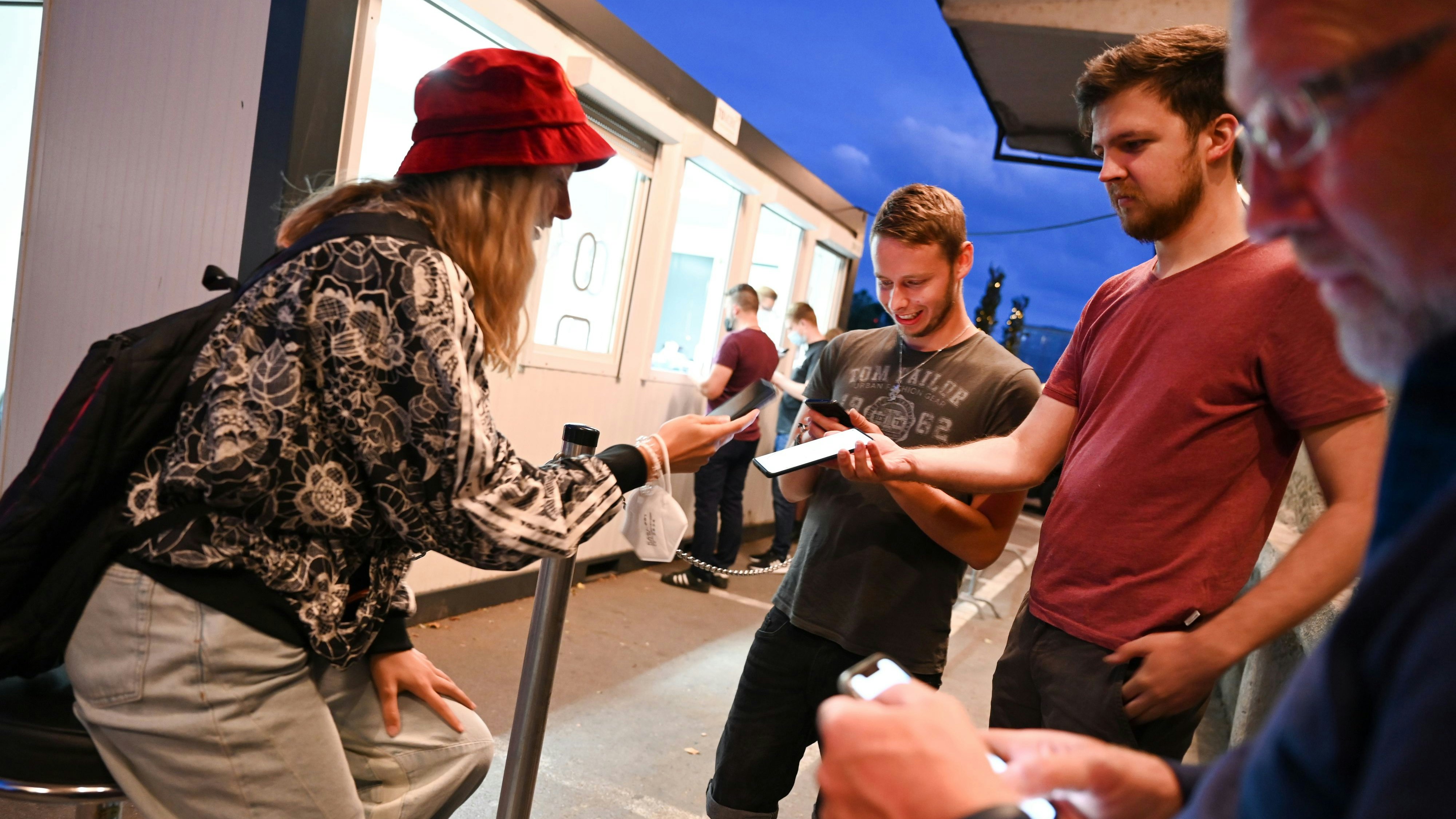 Download von www.picturedesk.com am 06.09.2021 (12:13).  02 July 2021, Baden-Wuerttemberg, Ravensburg: Visitors who show a digital coronatest with a negative result are allowed to pass the control at the entrance to Club Kantine. Thanks to a model project, the club is allowed to open. Photo: Felix Kästle/dpa - 20210702_PD14918 - Rechteinfo: Rights Managed (RM)