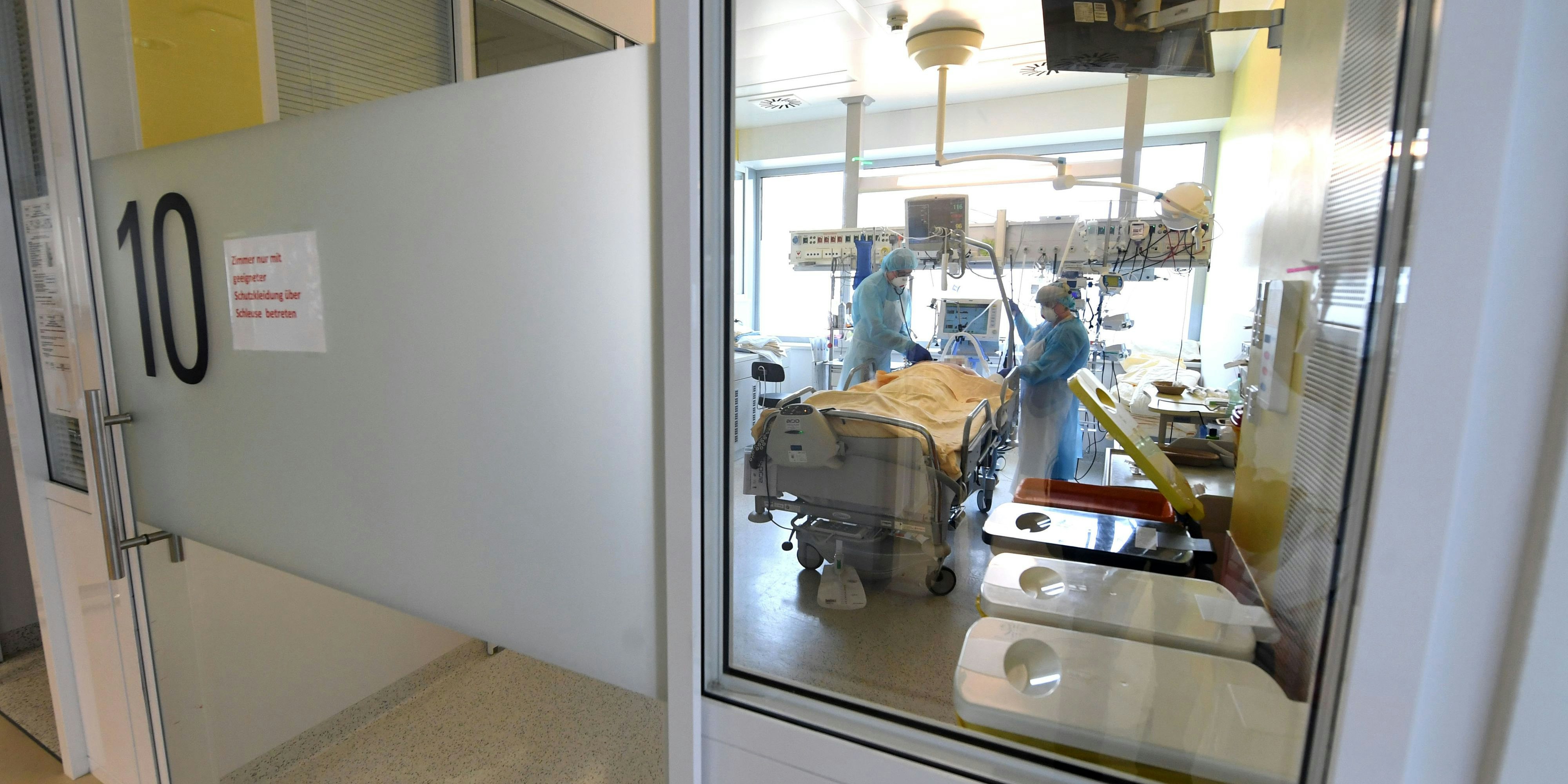 Die Zahl der intensivpflichtigen Patienten stieg zuletzt wieder deutlich an. Symbolbild. 