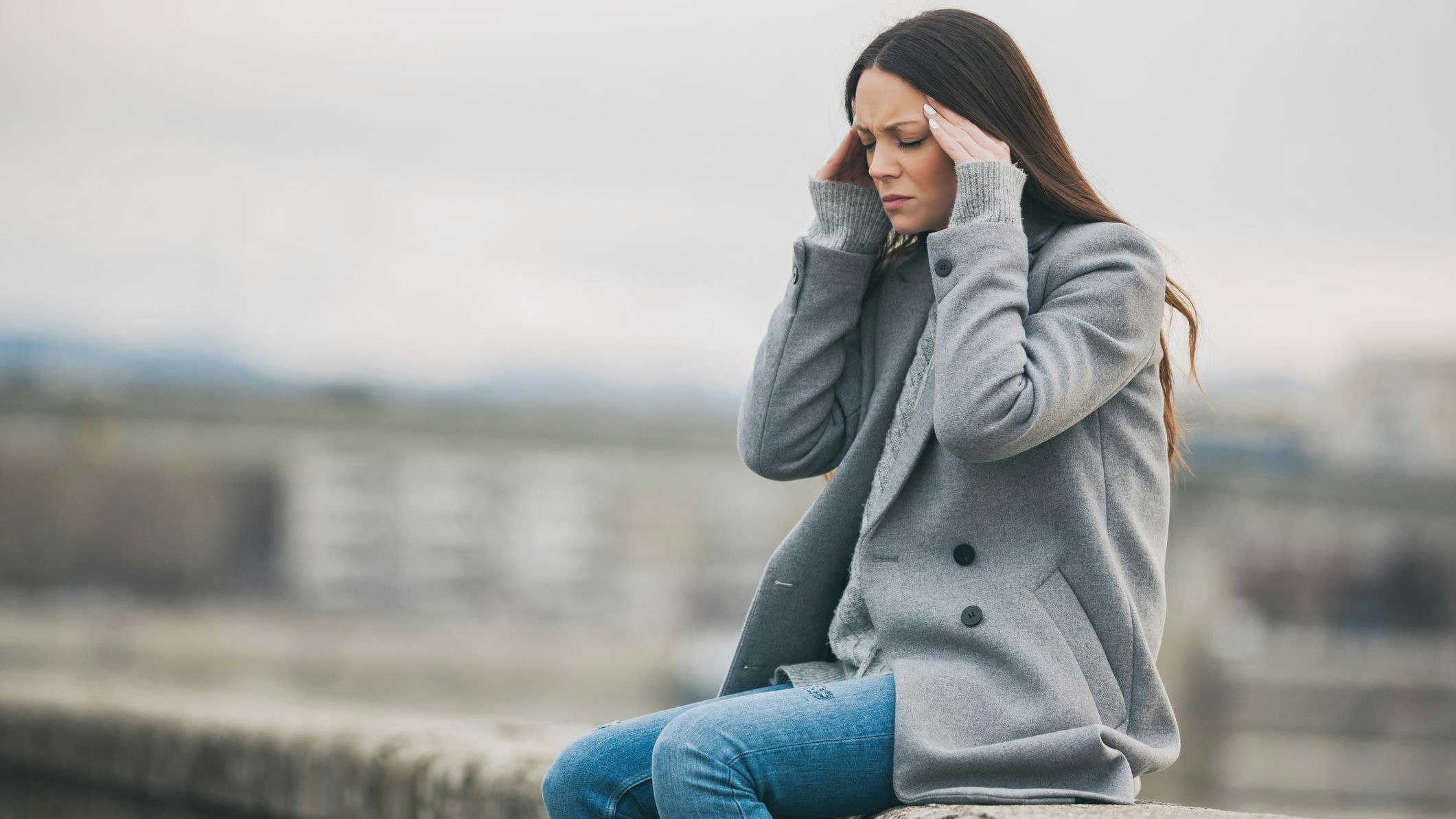 Viele Menschen leiden im Zusammenhang mit dem Wetter unter Kopfschmerzen.