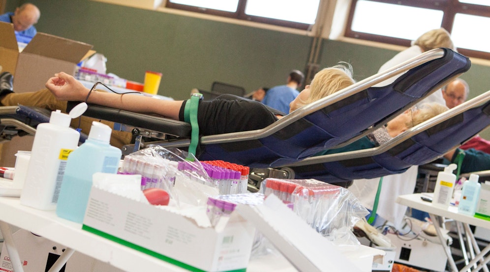 Die Frau spendete Blut und wurde erst später positiv auf das Virus getestet. Symbolbild. 