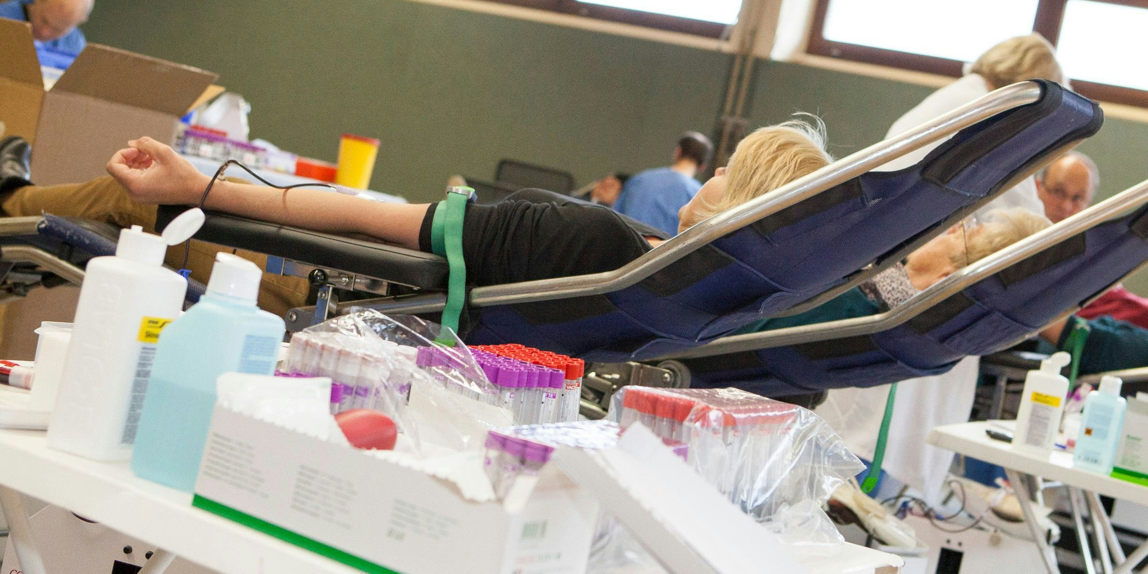 Die Frau spendete Blut und wurde erst später positiv auf das Virus getestet. Symbolbild. 