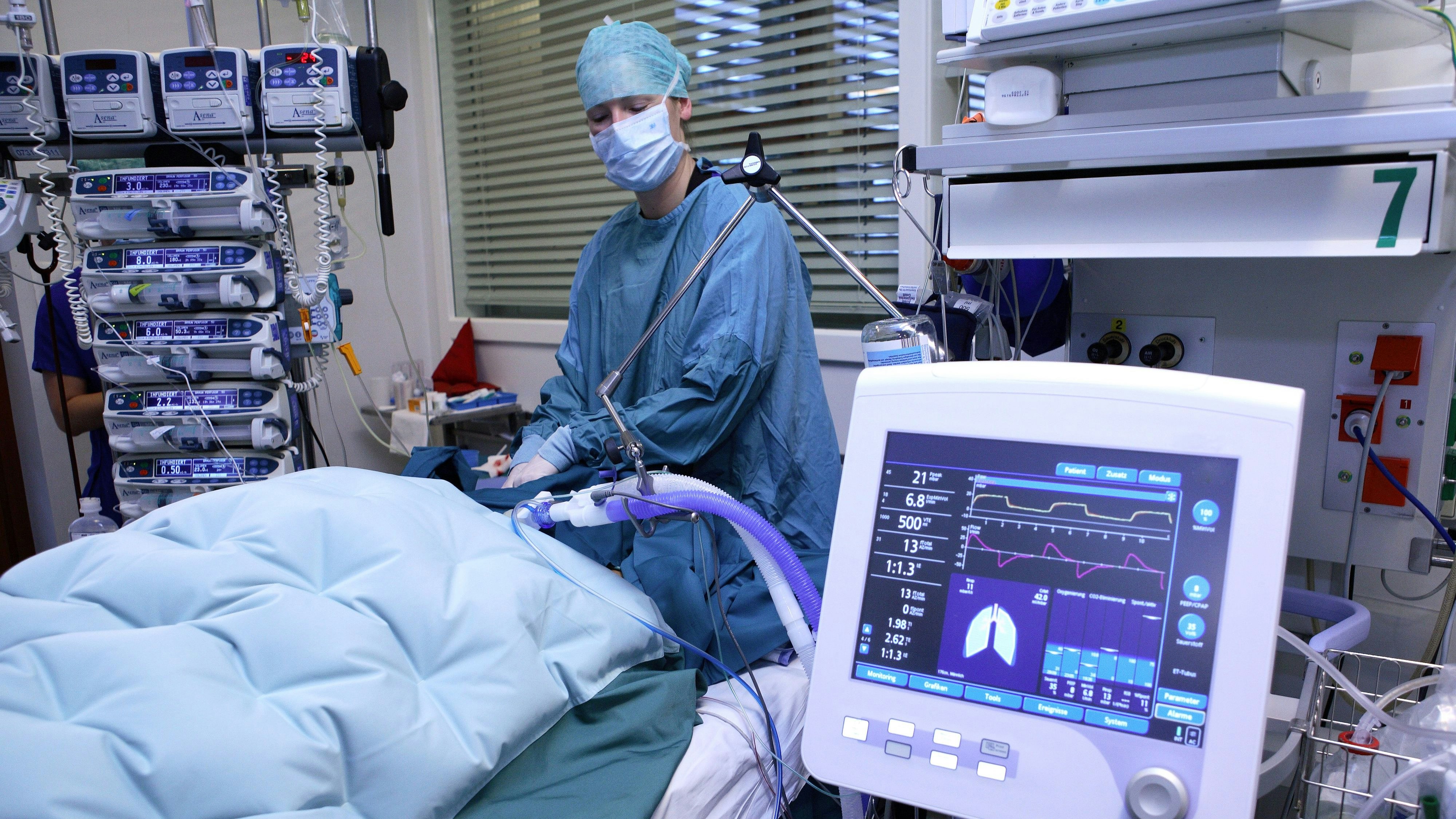 Download von www.picturedesk.com am 06.09.2021 (09:43).  *** SERVICEBILD *** ABD0002_20201104 - LINZ - ÖSTERREICH: ++ HANDOUT/THEMENBILD ++ In den heimischen Spitälern wird es angesichts sich weiters rasant ausbreitender Infektionen mit dem Coronavirus eng. Binnen einer Woche - seit vergangenem Montag - war ein Anstieg um 62 Prozent bei den Covid-19-Patienten in den Spitälern zu verzeichnen. Auf den Intensivstationen machte das Plus sogar 78 Prozent aus. Im Bild: Eine Intensivstation des Kepleruniklinikum Linz. - FOTO: APA/OÖG - ++ WIR WEISEN AUSDRÜCKLICH DARAUF HIN, DASS EINE VERWENDUNG DES BILDES AUS MEDIEN- UND/ODER URHEBERRECHTLICHEN GRÜNDEN AUSSCHLIESSLICH IM ZUSAMMENHANG MIT DEM ANGEFÜHRTEN ZWECK UND REDAKTIONELL ERFOLGEN DARF - VOLLSTÄNDIGE COPYRIGHTNENNUNG VERPFLICHTEND ++ - 20201104_PD2120 - Rechteinfo: Servicebild (SB) Bei diesem Bild ist PictureDesk ausschlieÃlich technischer Dienstleister und stellt eine technische BearbeitungsgebÃ¼hr in Rechnung. PictureDesk ist weder Urheber noch Rechteinhaber. Die Nutzung liegt in alleiniger Verantwortung des Kunden. Nur fÃ¼r redaktionelle Nutzung!