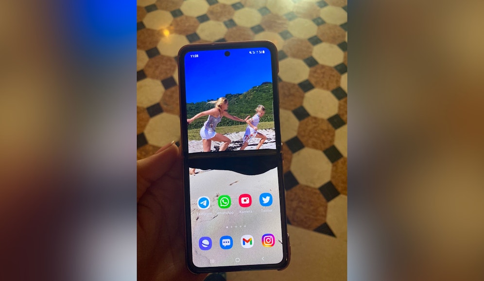 Erst erschien ein Streifen auf dem Display, dann wurde das Samsung Galaxy Z Flip ganz schwarz.