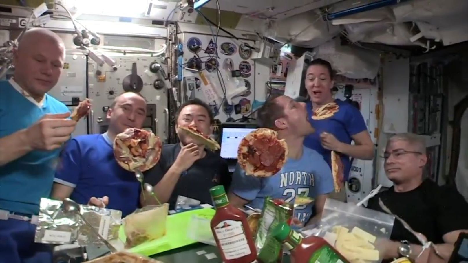 Das gibt es im Orbit nicht oft: Die ISS-Besatzung durften sich mit echtem Essen eine Pizza machen und hielten die Party auf Video fest.