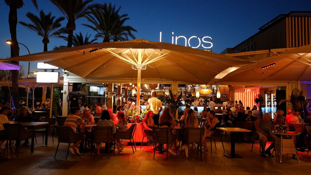 Outdoor dürfen mit Dienstag bis zu zwölf Personen in Mallorca an einem Tisch zusammenkommen.&nbsp;
