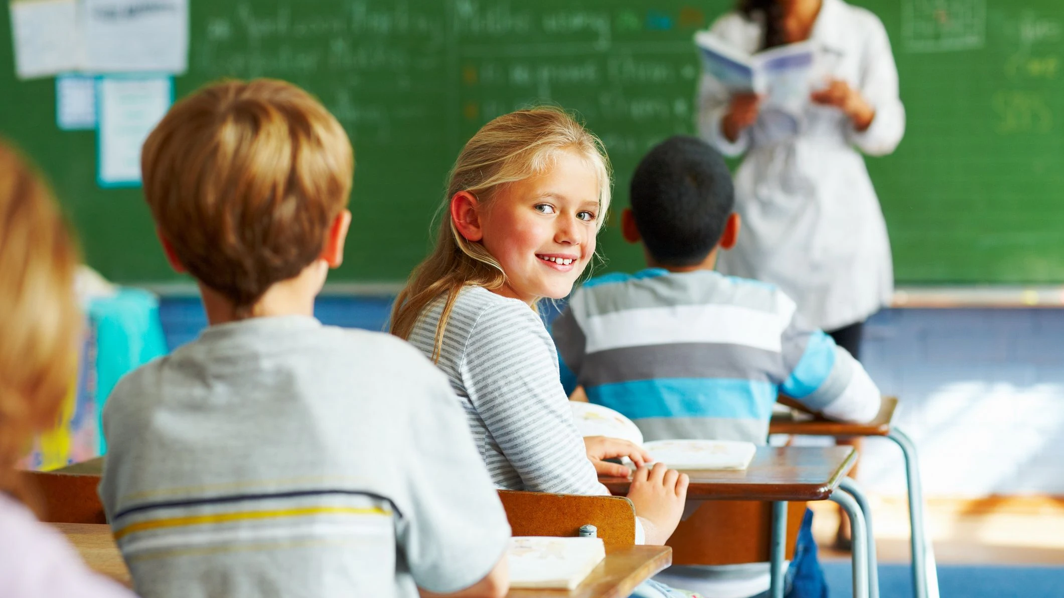 Das Gehör beeinflusst die schulische Leistung von Kindern.