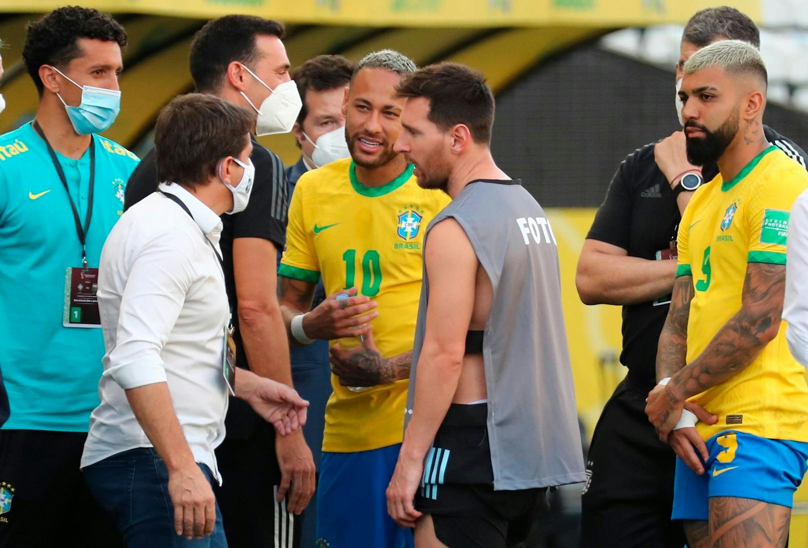 Die PSG-Kollegen Neymar Jr. und Lionel Messi verhandeln mit Vertretern der brasilianischen Gesundheits-Behörden.