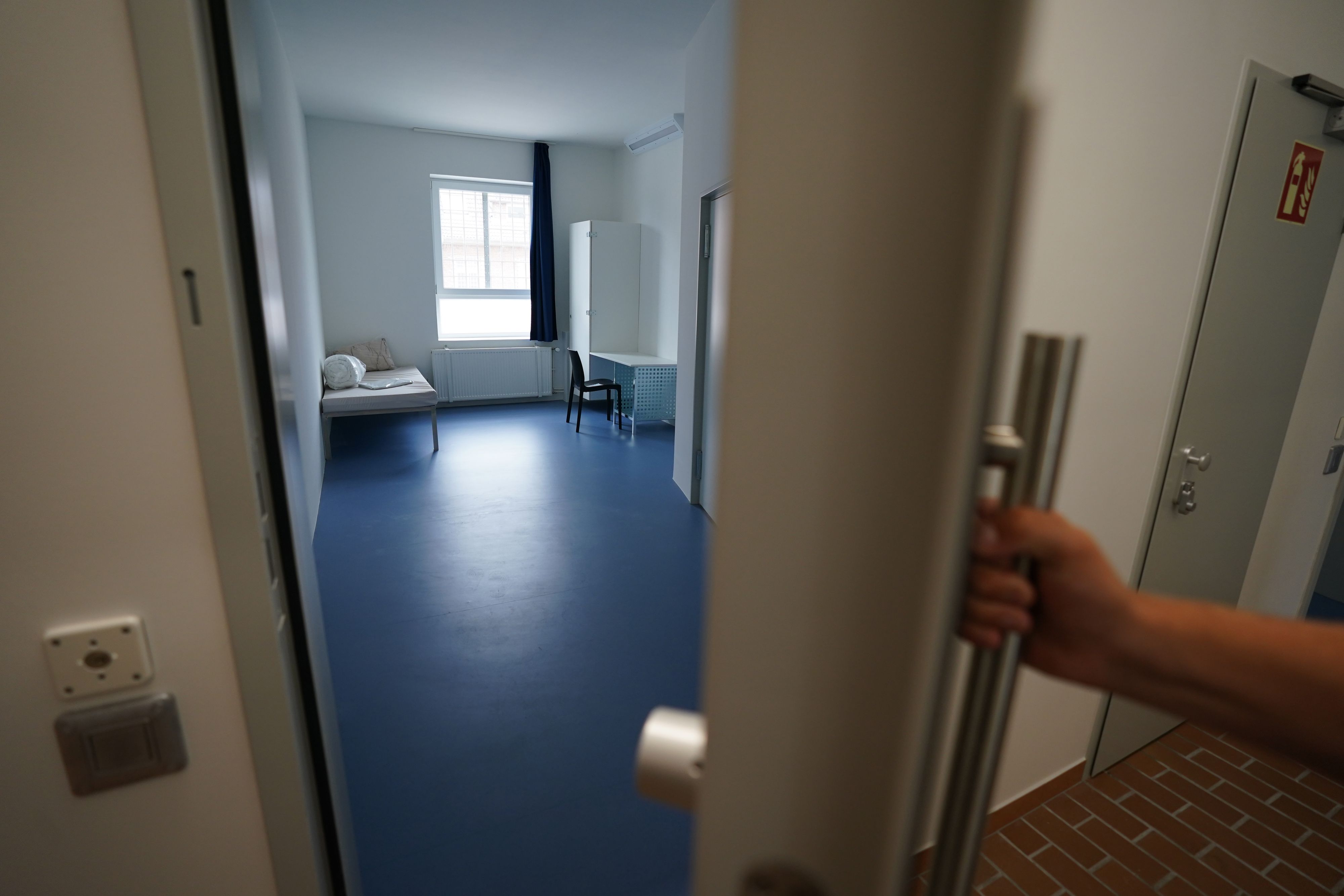 Unmittelbar nach Öffnen der Tür zum Haftraum wurde der Polizist attackiert (Symbolbild)