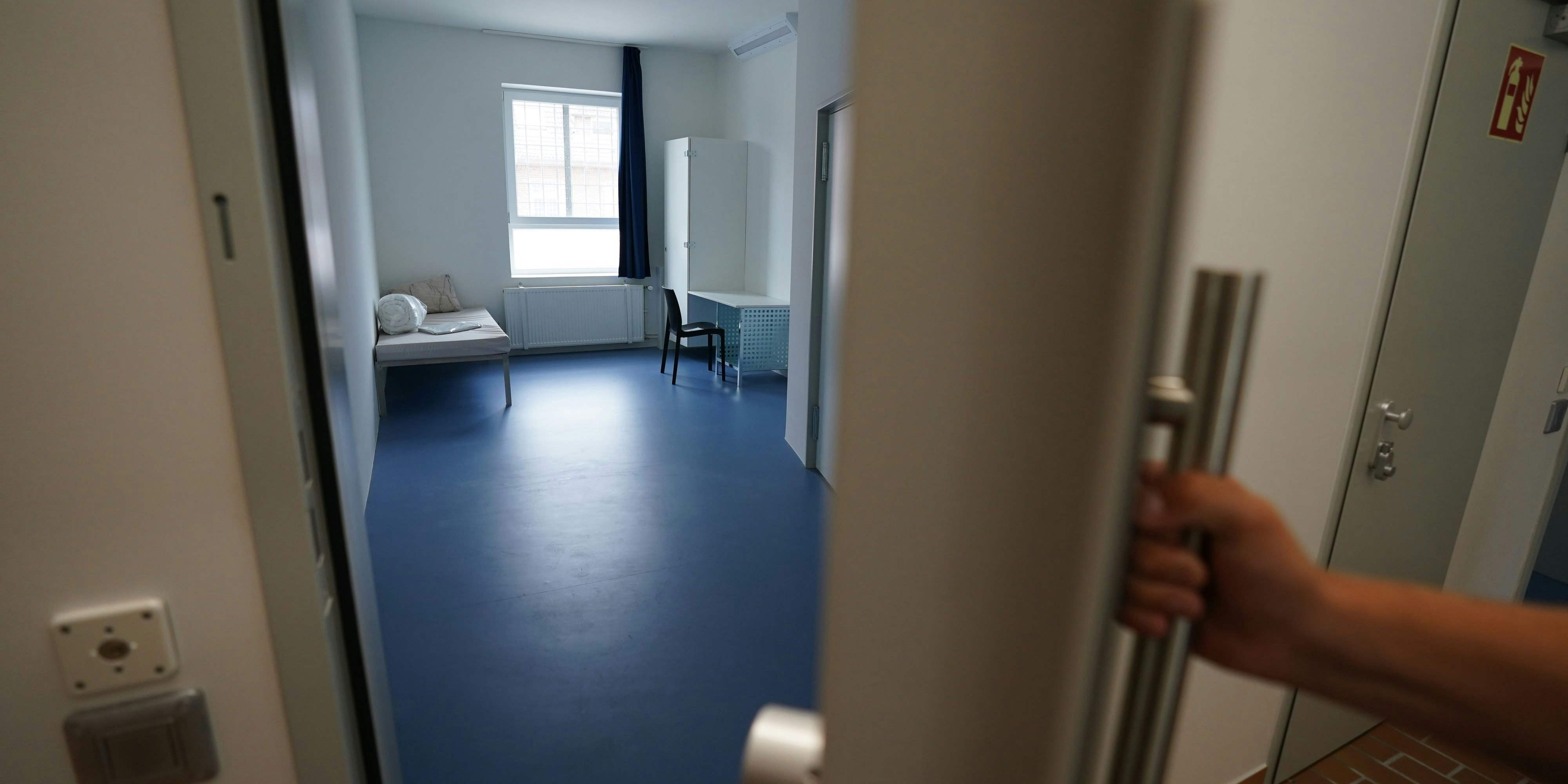 Unmittelbar nach Öffnen der Tür zum Haftraum wurde der Polizist attackiert.