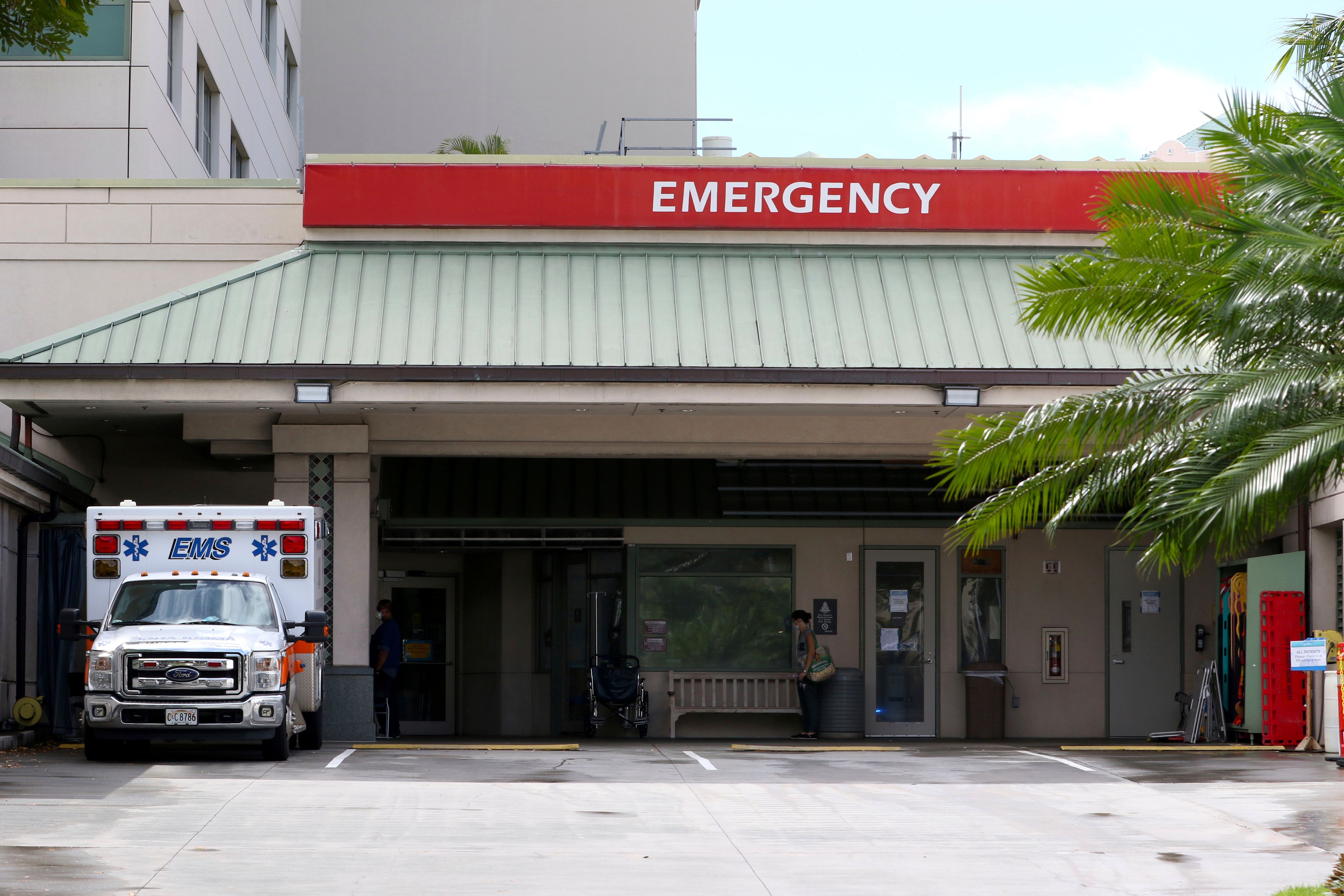 Download von www.picturedesk.com am 06.09.2021 (17:02).  FILE âß In this Aug. 24, 2021, file photo an ambulance sits outside the emergency room at The Queen's Medical Center in Honolulu. Health care workers in Hawaii say a lack of government action is worsening an already crippling surge of coronavirus cases in the islands, and without effective policy changes the state's limited hospitals could face a grim crisis. (AP Photo/Caleb Jones, File) - 20210824_PD12322 - Rechteinfo: Rights Managed (RM)