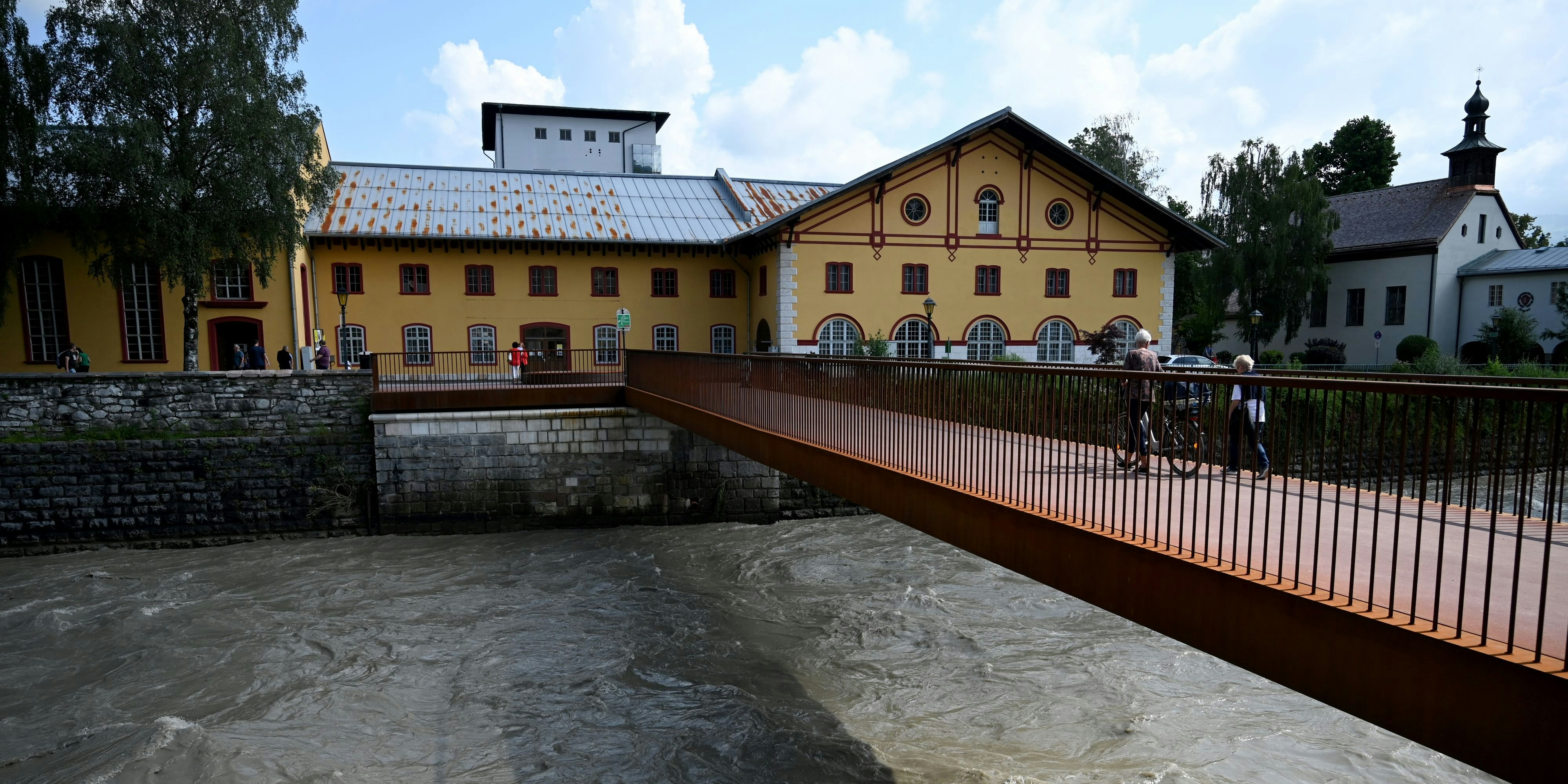 Blick auf Pernerinsel und Salzach im Stadtzentrum von Hallein.
