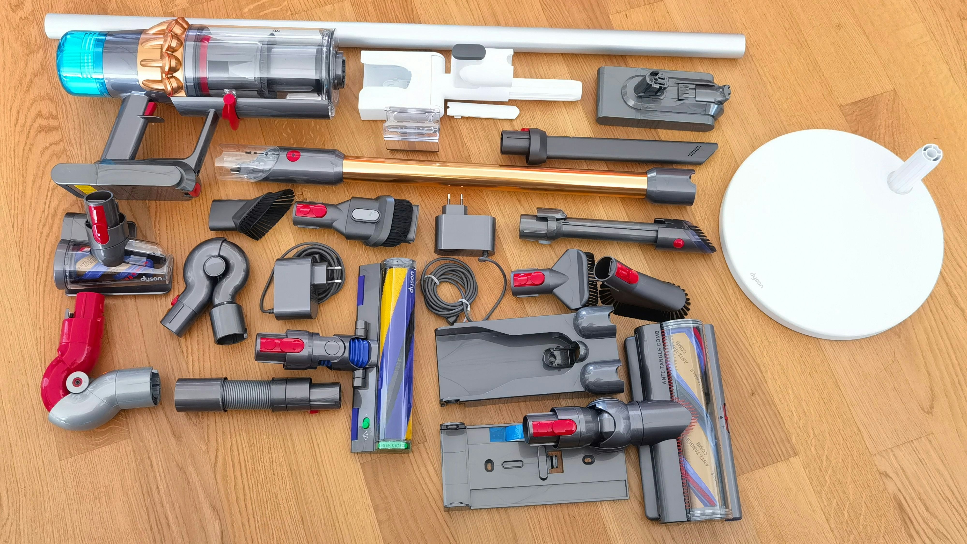 Ein wahres Zubehör-Monster: Der Dyson V15 Detect liefert als Complete Extra Modell jede Menge in der Packung mit.