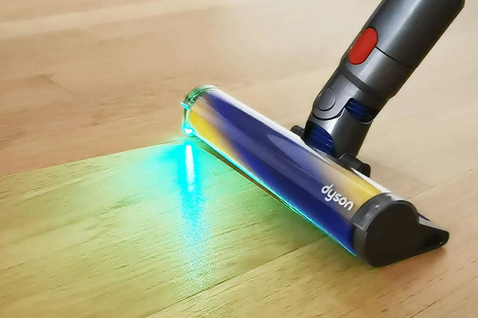 Ein Highlight ist die Laser-Technologie: Dabei strahlt ein Laserstrahl mit grünem Licht schräg und flach aus der Hartbodenwalze mit weicher Saugrolle auf den Boden.