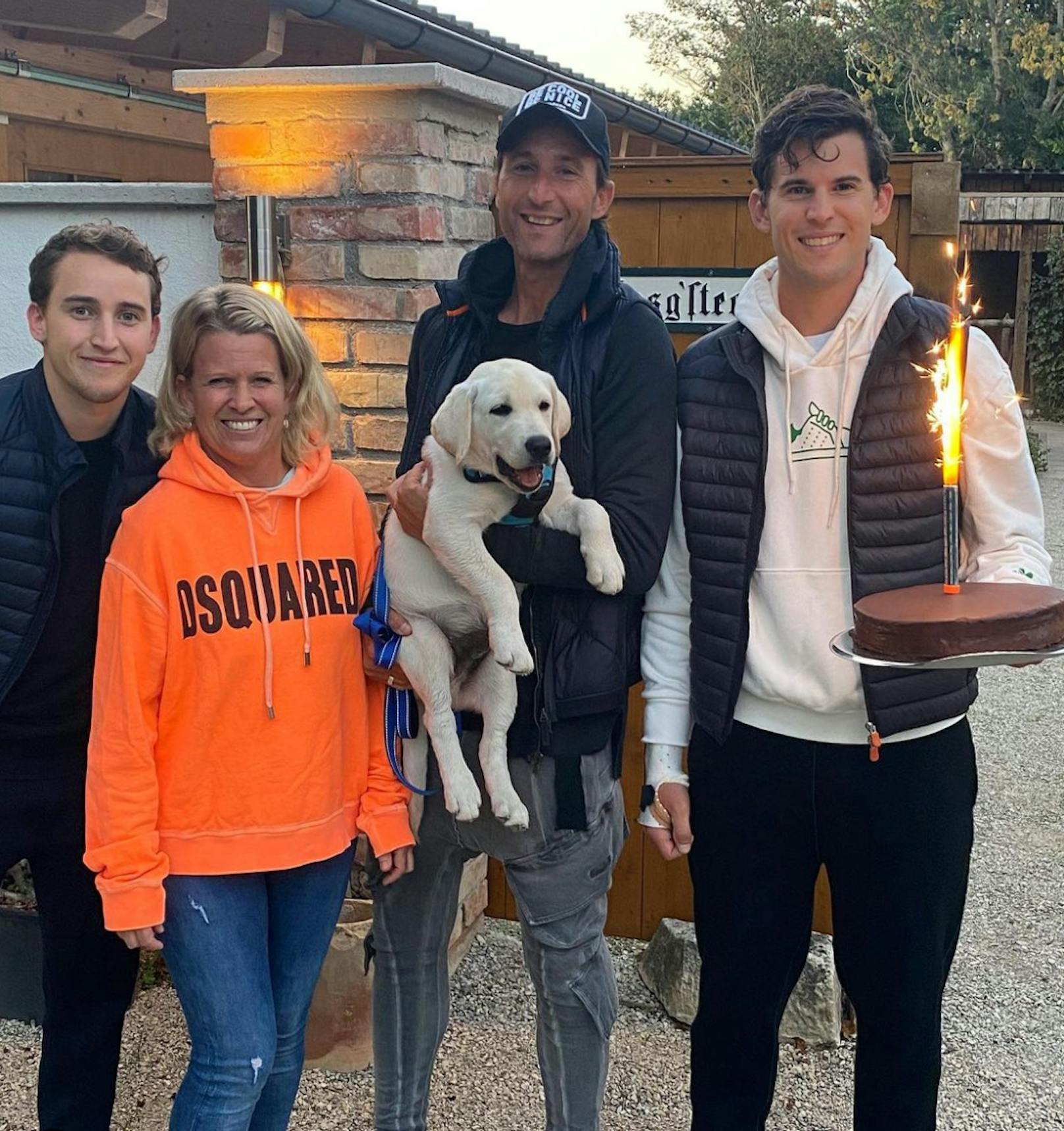 Die Familie Thiem feiert den Geburtstag von Tennis-Star Dominic (r.). Mit dabei: Bruder Moritz, Mama Karin und Papa Wolfgang. Und natürlich der neue Hund.
