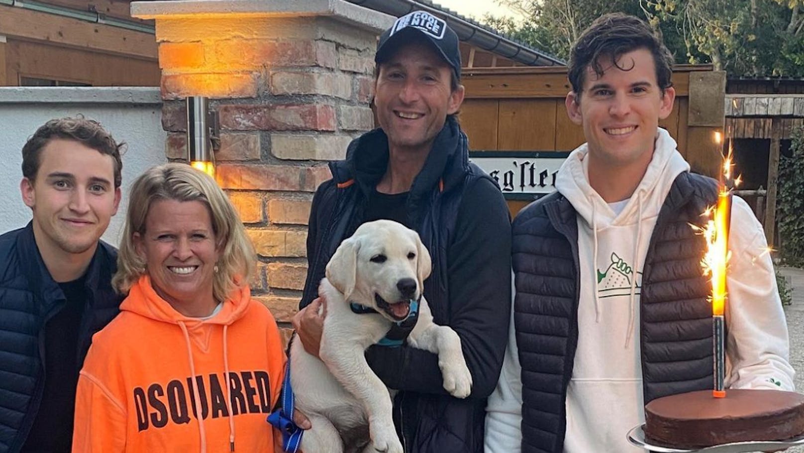 Die Familie Thiem feiert den Geburtstag von Tennis-Star Dominic (r.). Mit dabei: Bruder Moritz, Mama Karin und Papa Wolfgang. Und natürlich der neue Hund.
