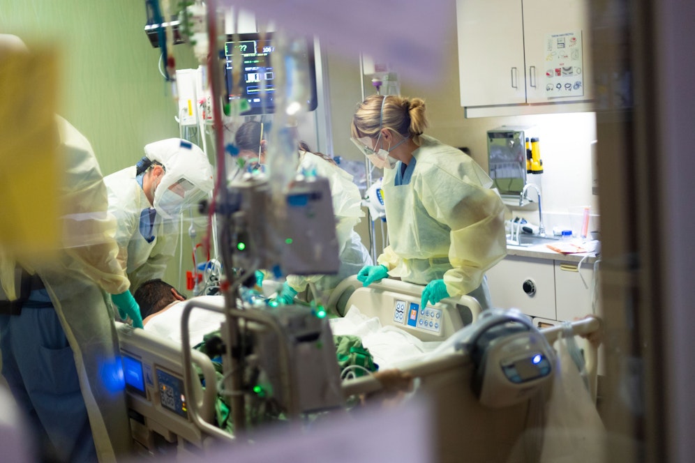 Wieder am Anschlag: Die Betten in den heimischen Intensivstationen füllen sich täglich.