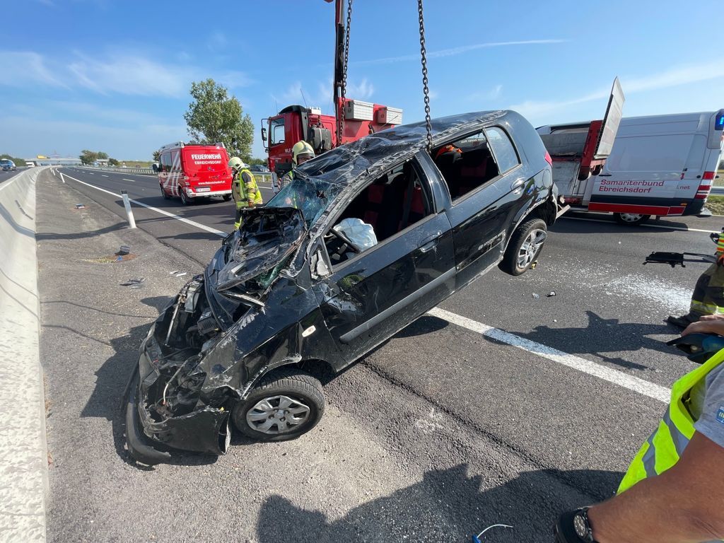 Das Auto wurde komplett demoliert.